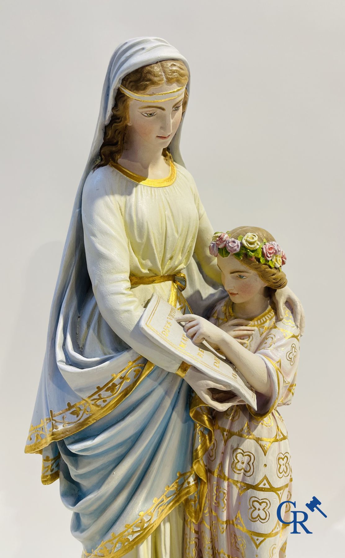 Een kavel met verschillende wijwatervaten, heiligbeelden en andere in porselein en biscuit.