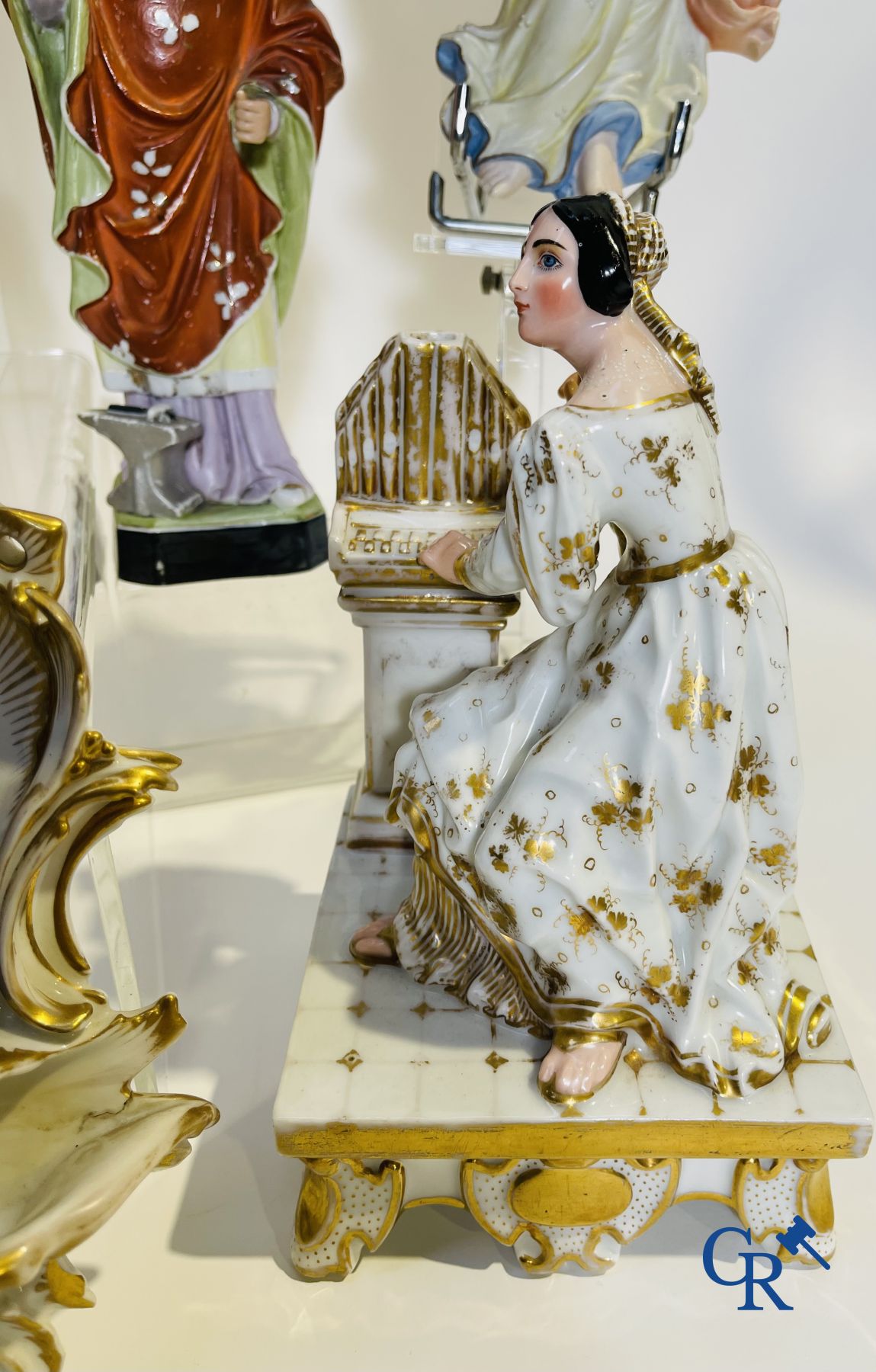 Een kavel met verschillende wijwatervaten, heiligbeelden en andere in porselein en biscuit.