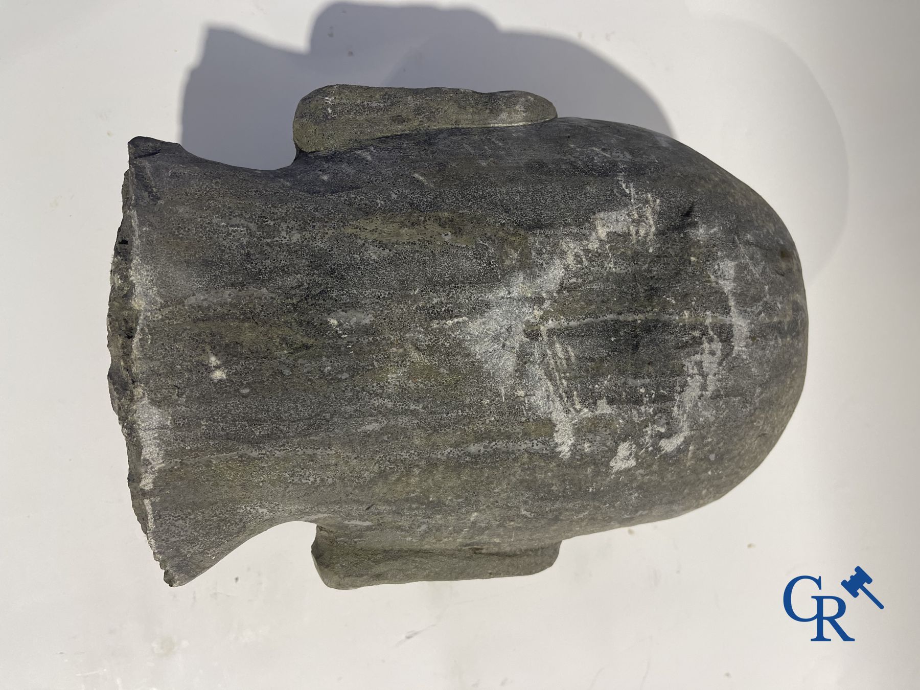 Imposant Aziatisch hoofd van een monnik.