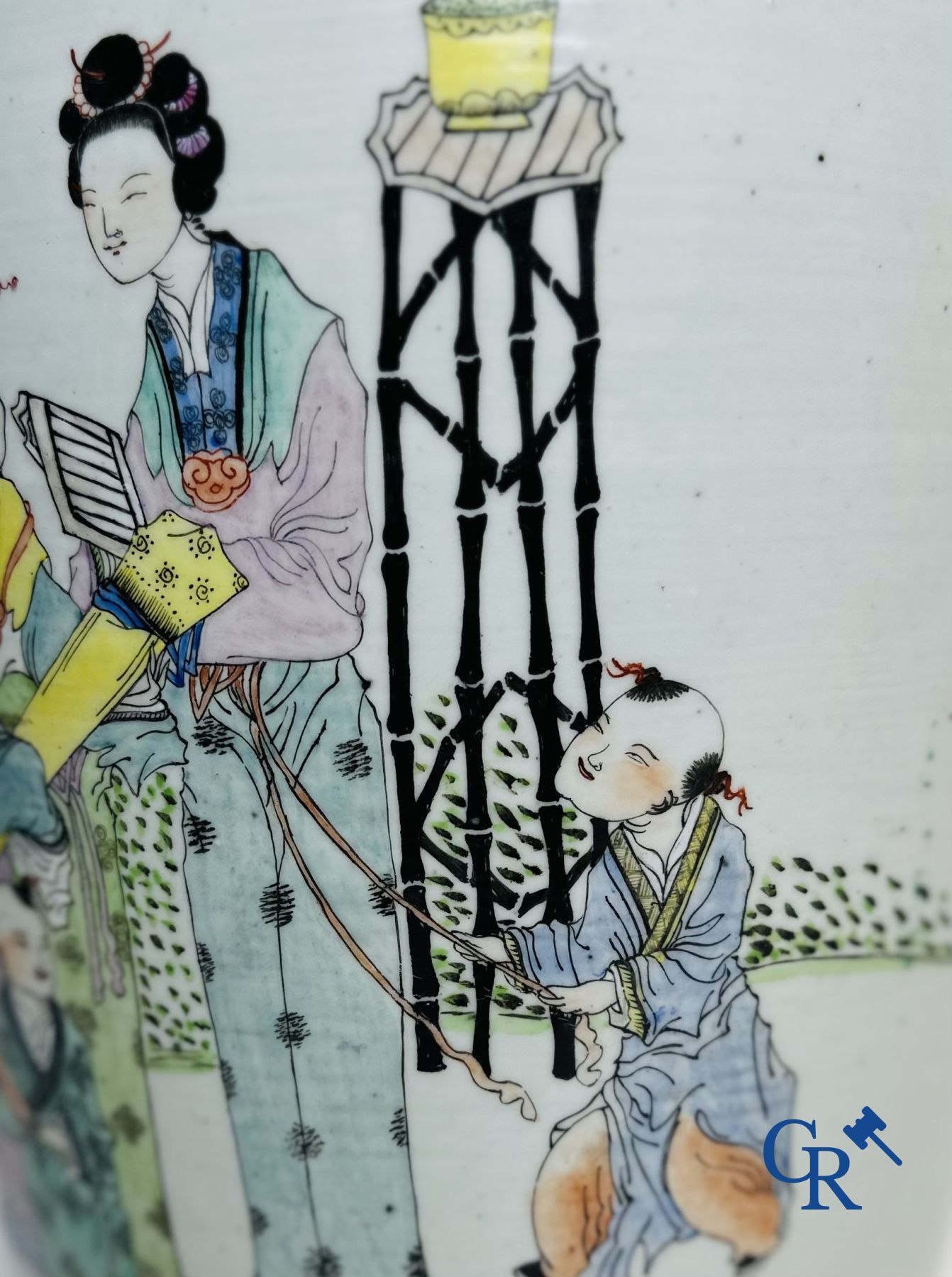 Chinees Porselein: Chinese vaas met een dubbel decor van personages en antiquiteiten.