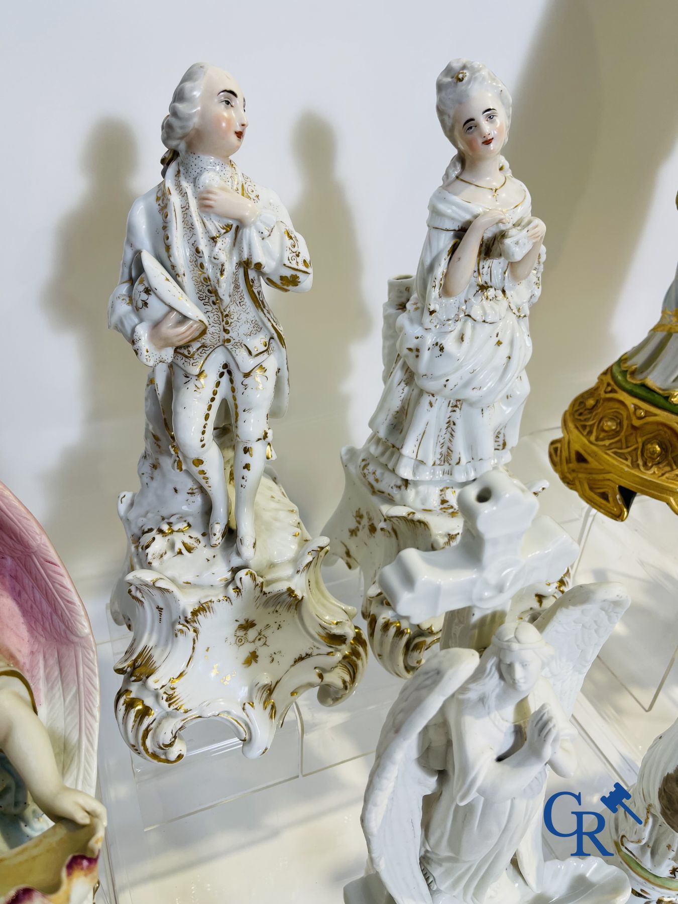 Een kavel met verschillende wijwatervaten, heiligbeelden en andere in porselein en biscuit.