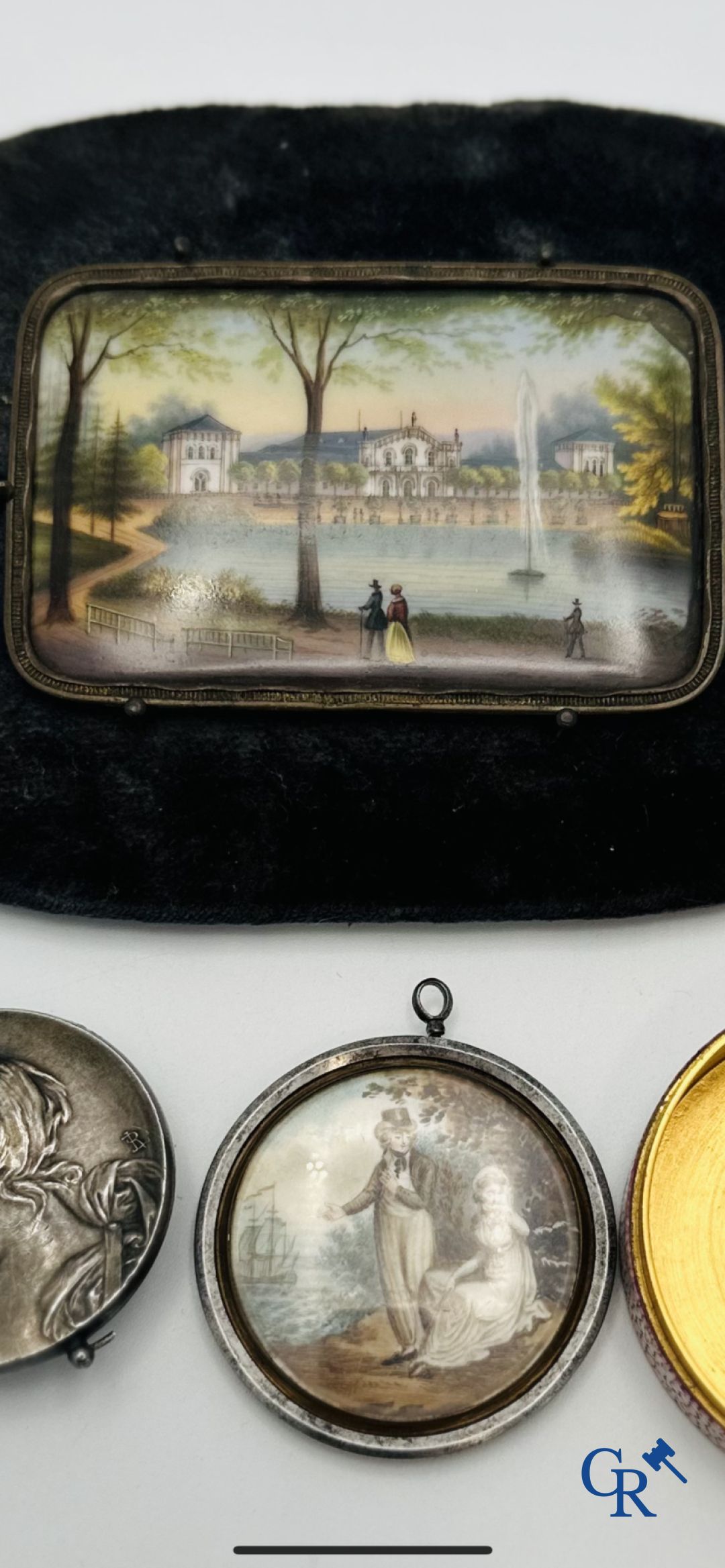 Juwelen/Vitrine objecten: Lot bestaande uit een miniatuurschilderij, 2 hangers en een doos