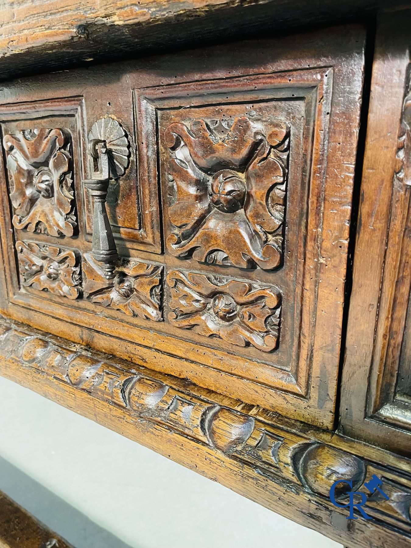 Meubel: 17de eeuwse gesculpteerde notelaren tafel met 3 laden.