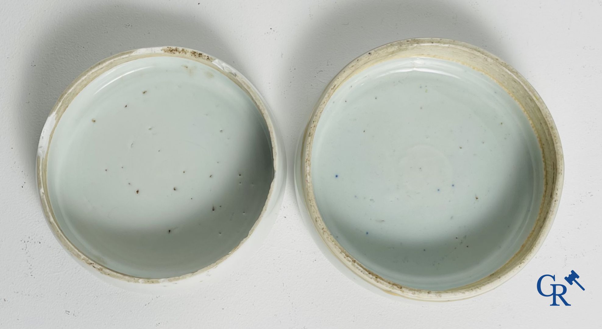 Chinees porselein: een blauw wit dekselvaas en een paar gemberpotten.