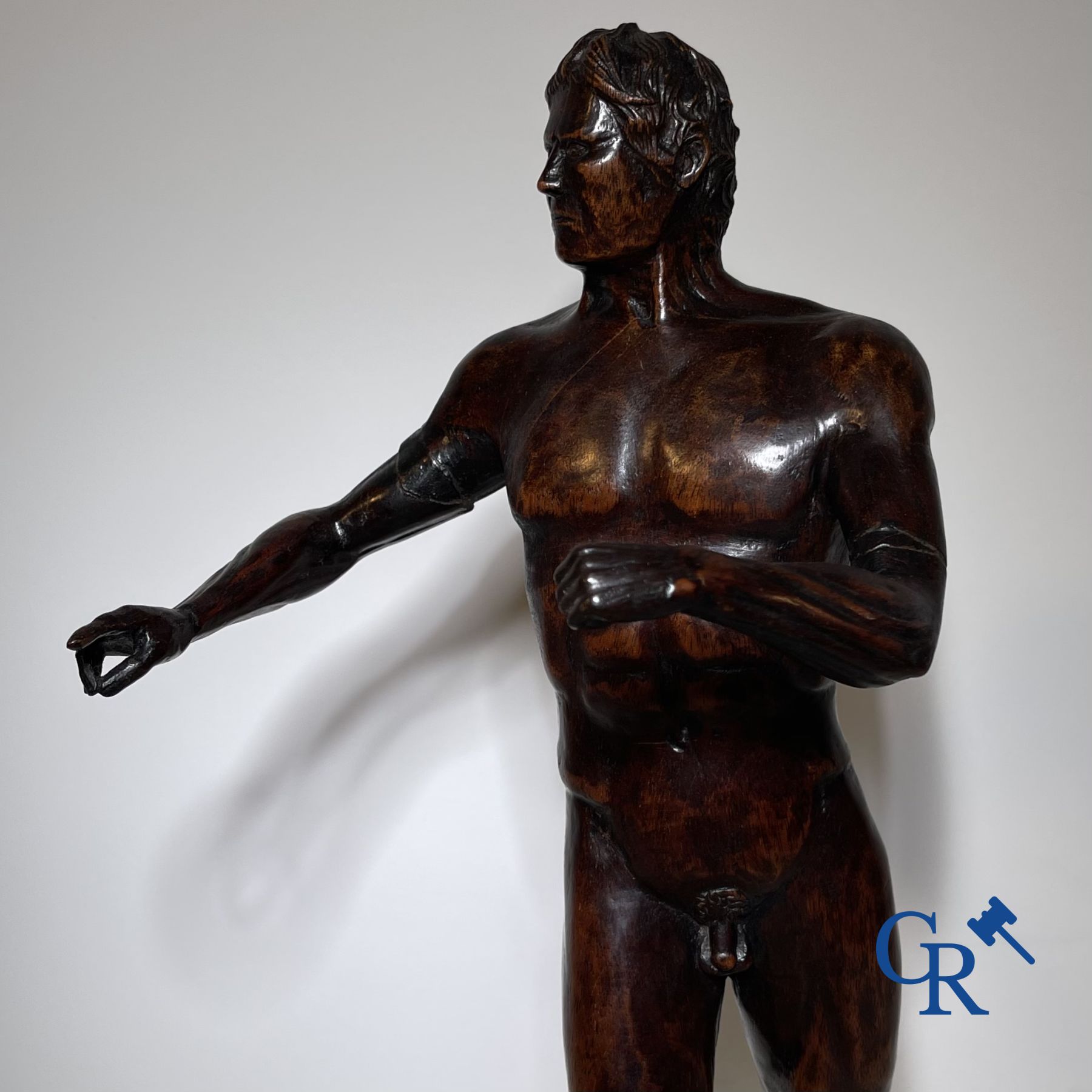 Een houten gesculpteerd model van een staande man. Duitsland of Italië, 18e-19de eeuw.