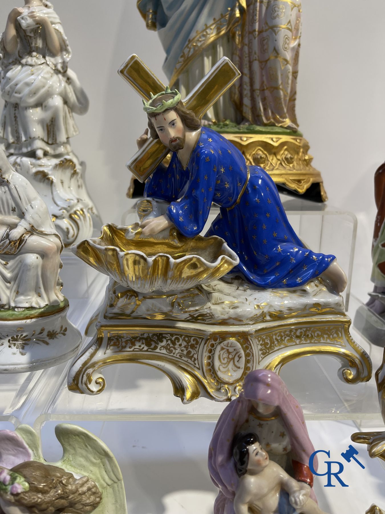 Een kavel met verschillende wijwatervaten, heiligbeelden en andere in porselein en biscuit.