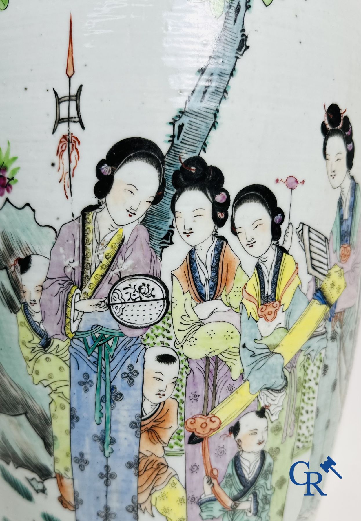 Chinees Porselein: Chinese vaas met een dubbel decor van personages en antiquiteiten.