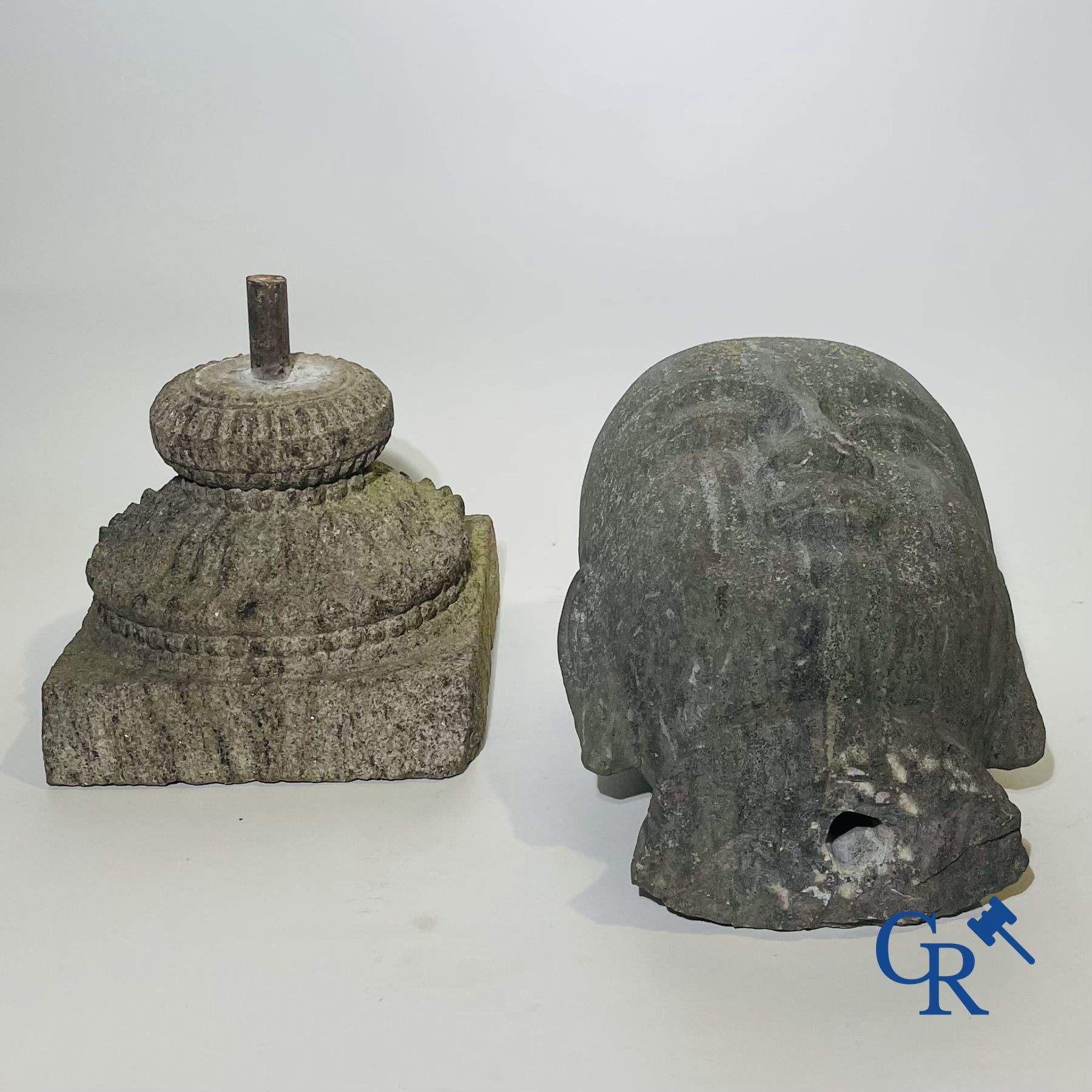 Imposant Aziatisch hoofd van een monnik.