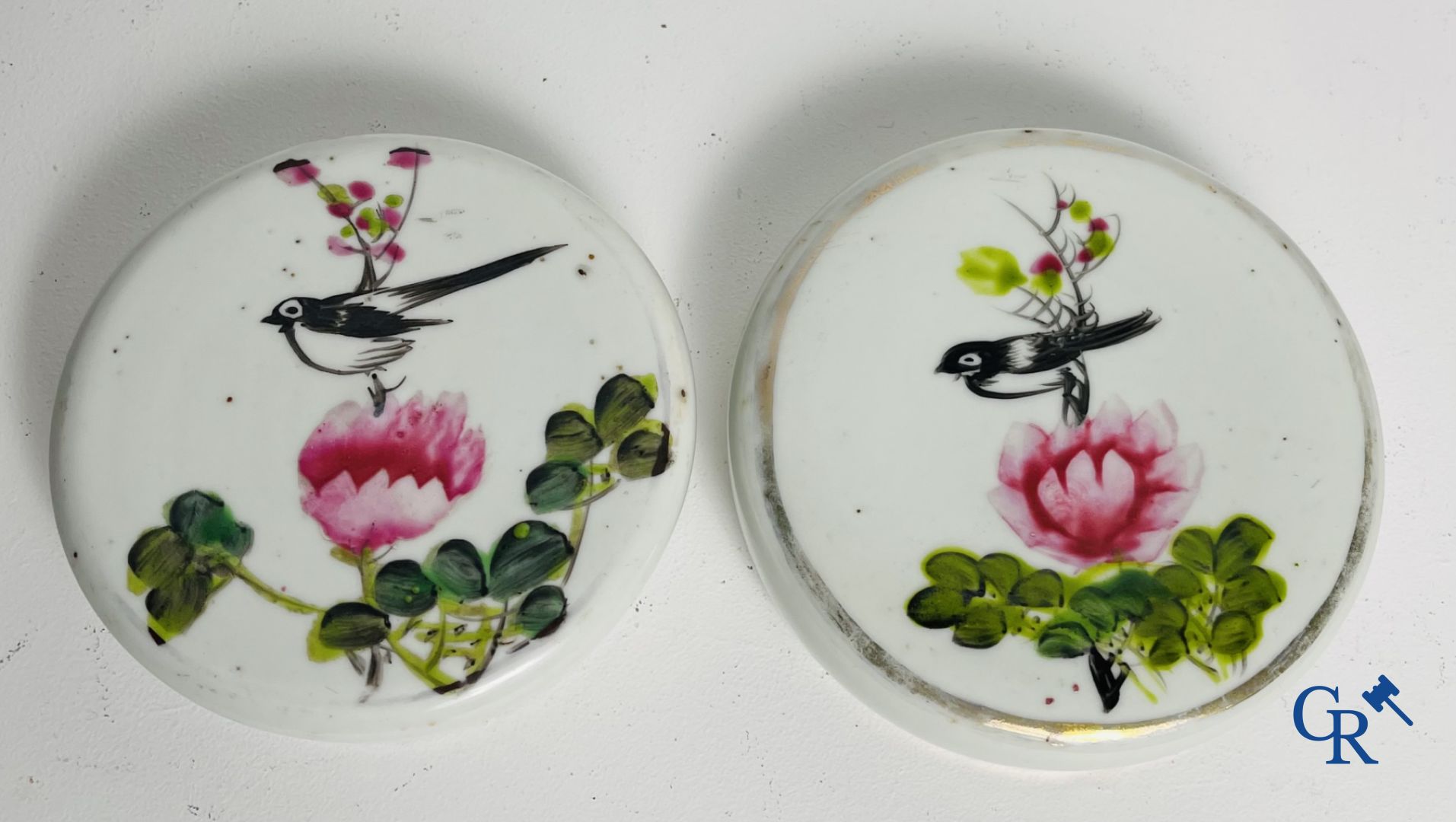 Chinees porselein: een blauw wit dekselvaas en een paar gemberpotten.