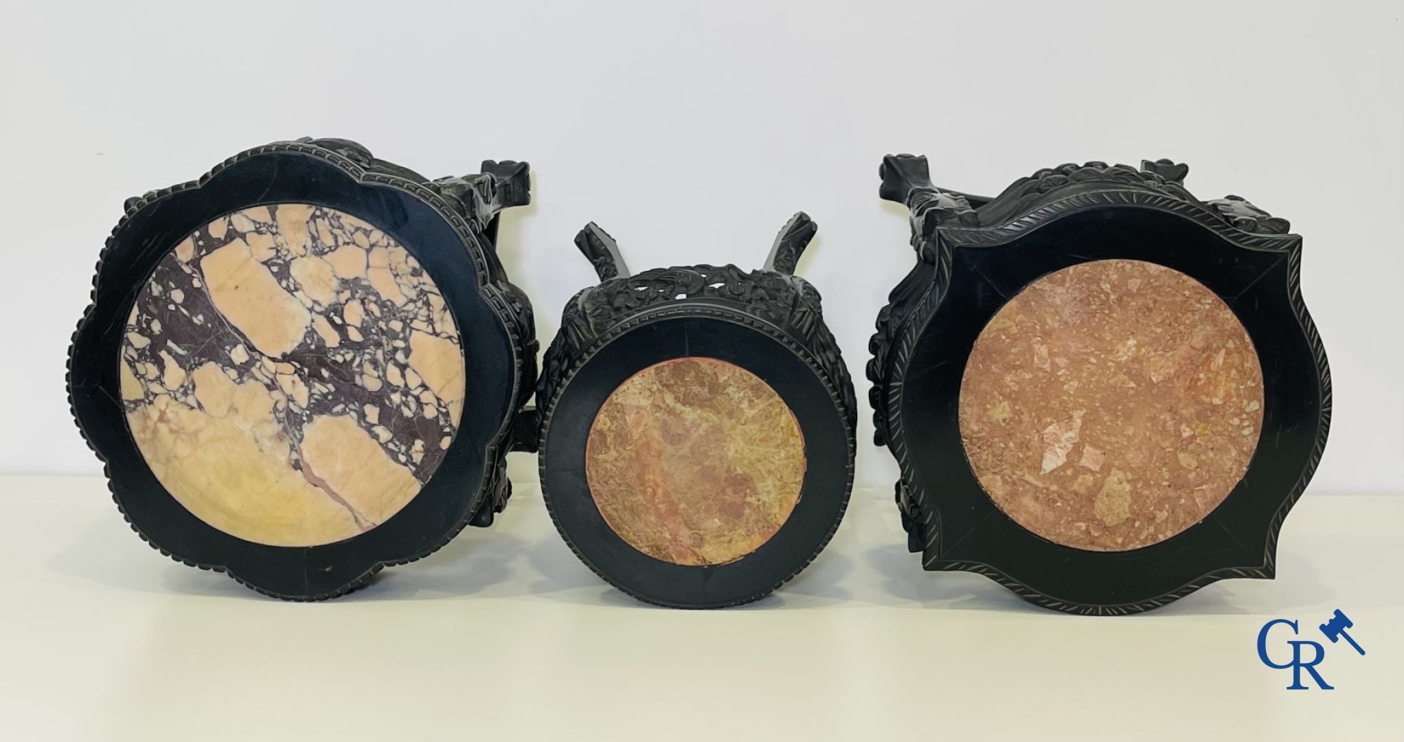 Aziatica: Een kavel van 6 Chinese houten sokkels en een grote houtgesculpteerde Chinese wijsheer.