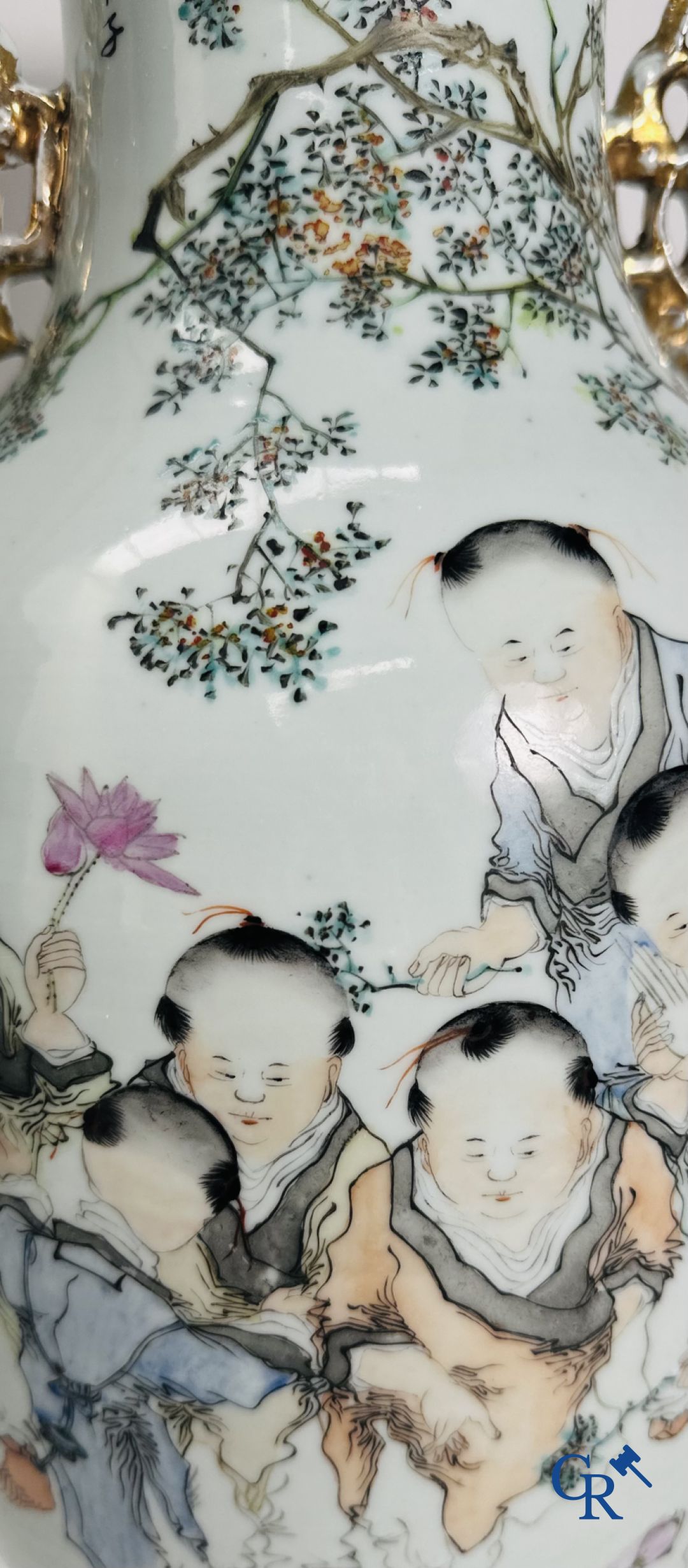 Chinees porselein: Chinese vaas met een decor van 7 spelende kinderen in een tuin.