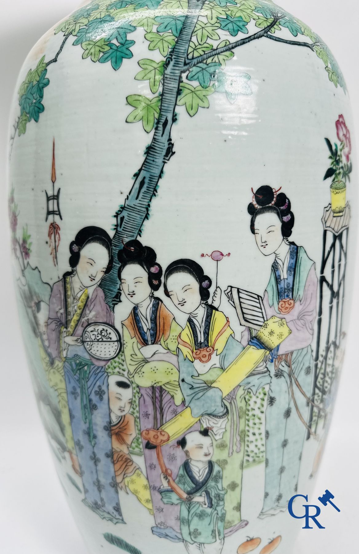 Chinees Porselein: Chinese vaas met een dubbel decor van personages en antiquiteiten.