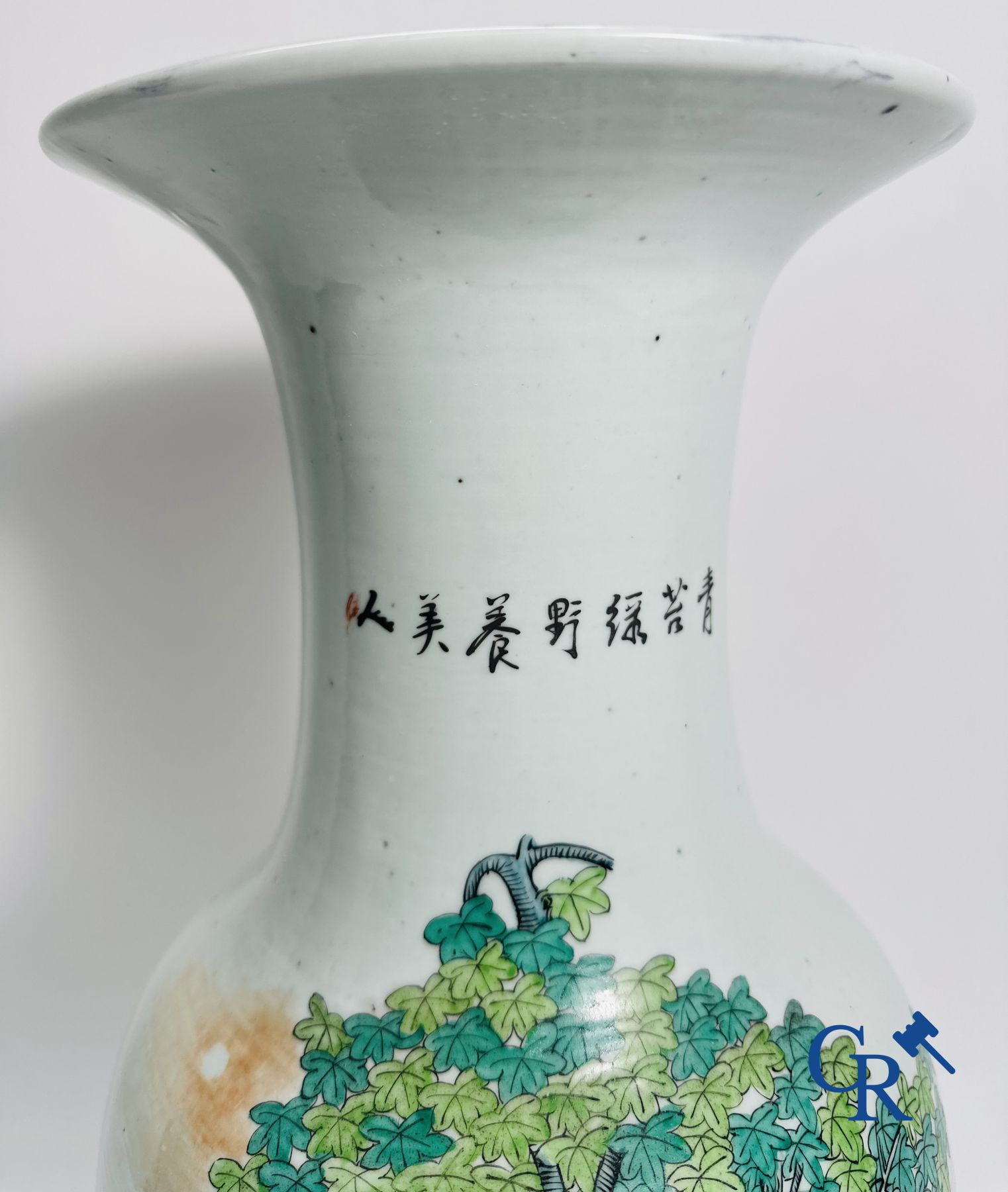 Chinees Porselein: Chinese vaas met een dubbel decor van personages en antiquiteiten.