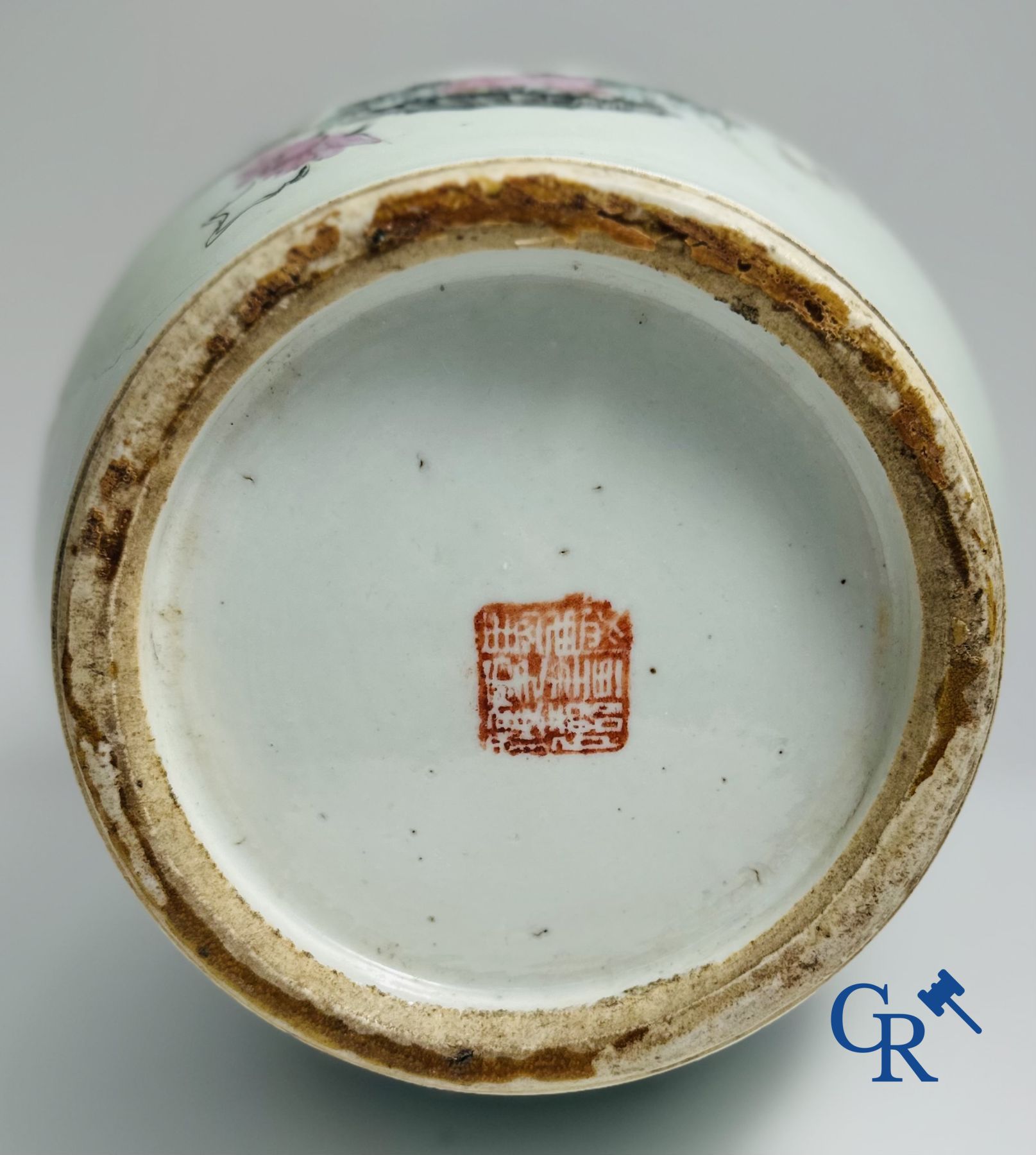 Chinees porselein: Chinese vaas met een decor van 7 spelende kinderen in een tuin.