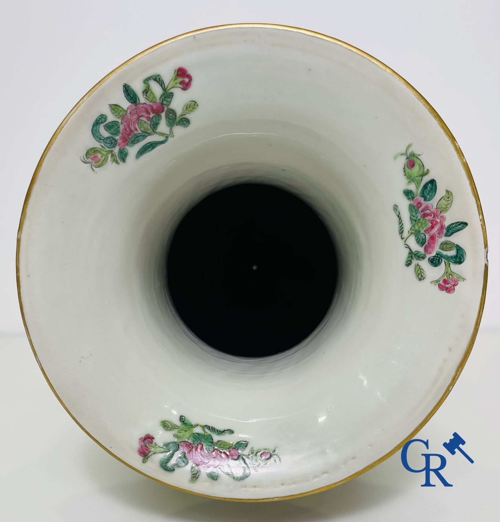 Chinees porselein: Een Chinese canton famille rose vaas.