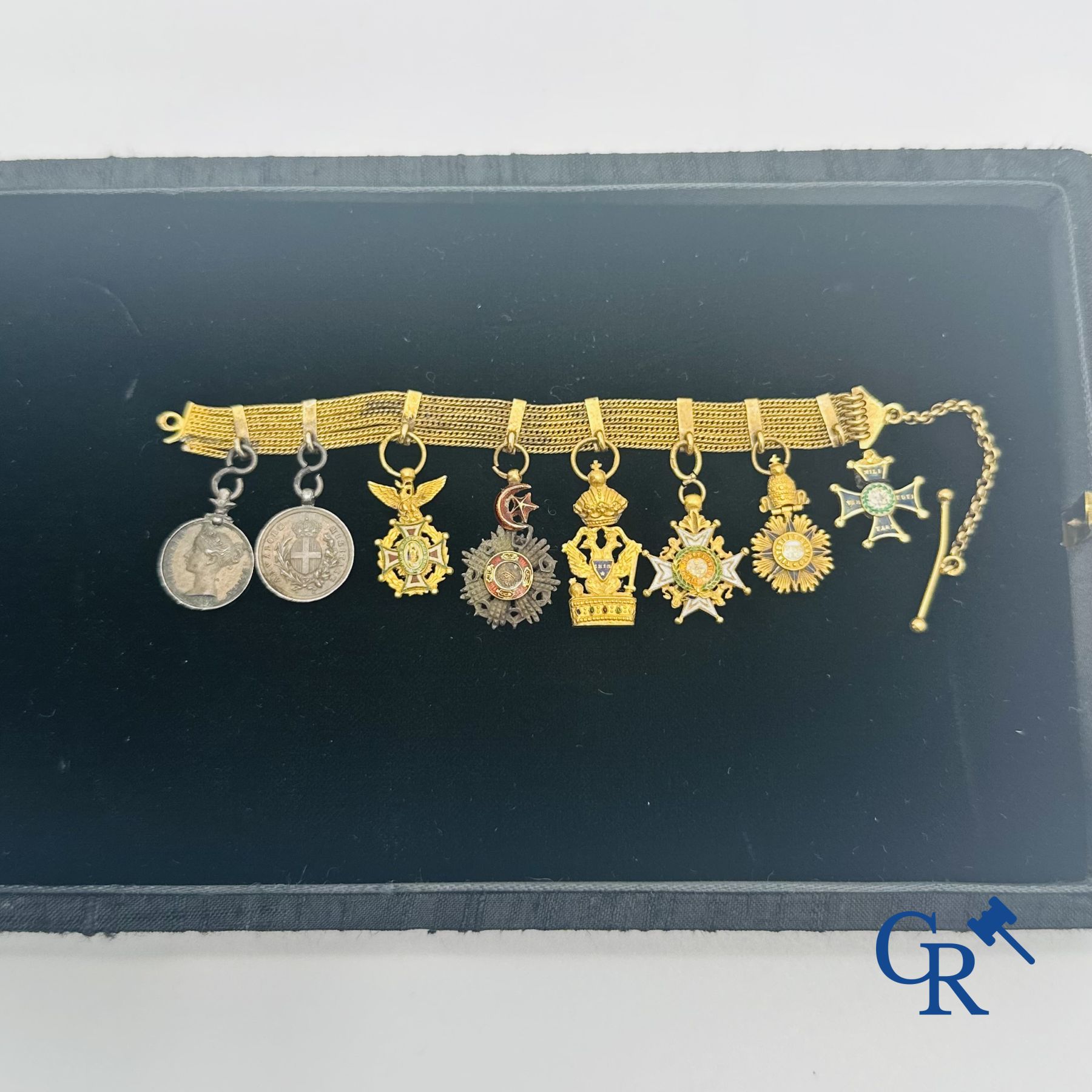 Médailles - Kroonorde Eretekens - Décoraties: Miniatuurketting in goud 18K met verschillende decoraties in reductie.