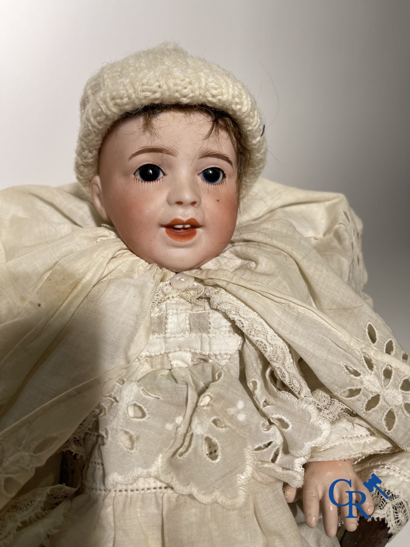 Speelgoed: antieke poppen: Mooi lot van diverse porseleinen poppen en vitrineobjecten in zilver.