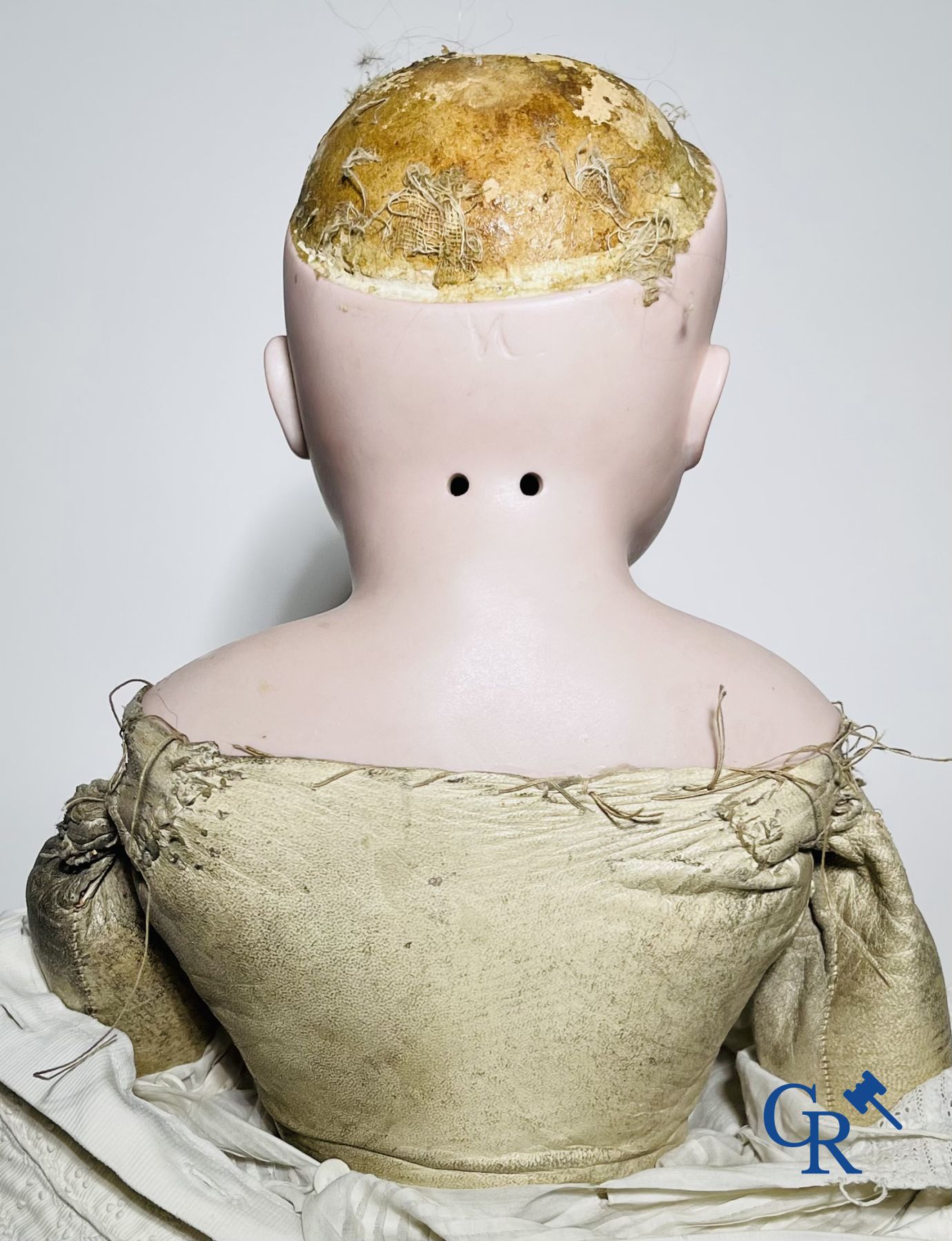 Speelgoed: antieke poppen. 3 poppen met porseleinen hoofd en een hond in vacht.