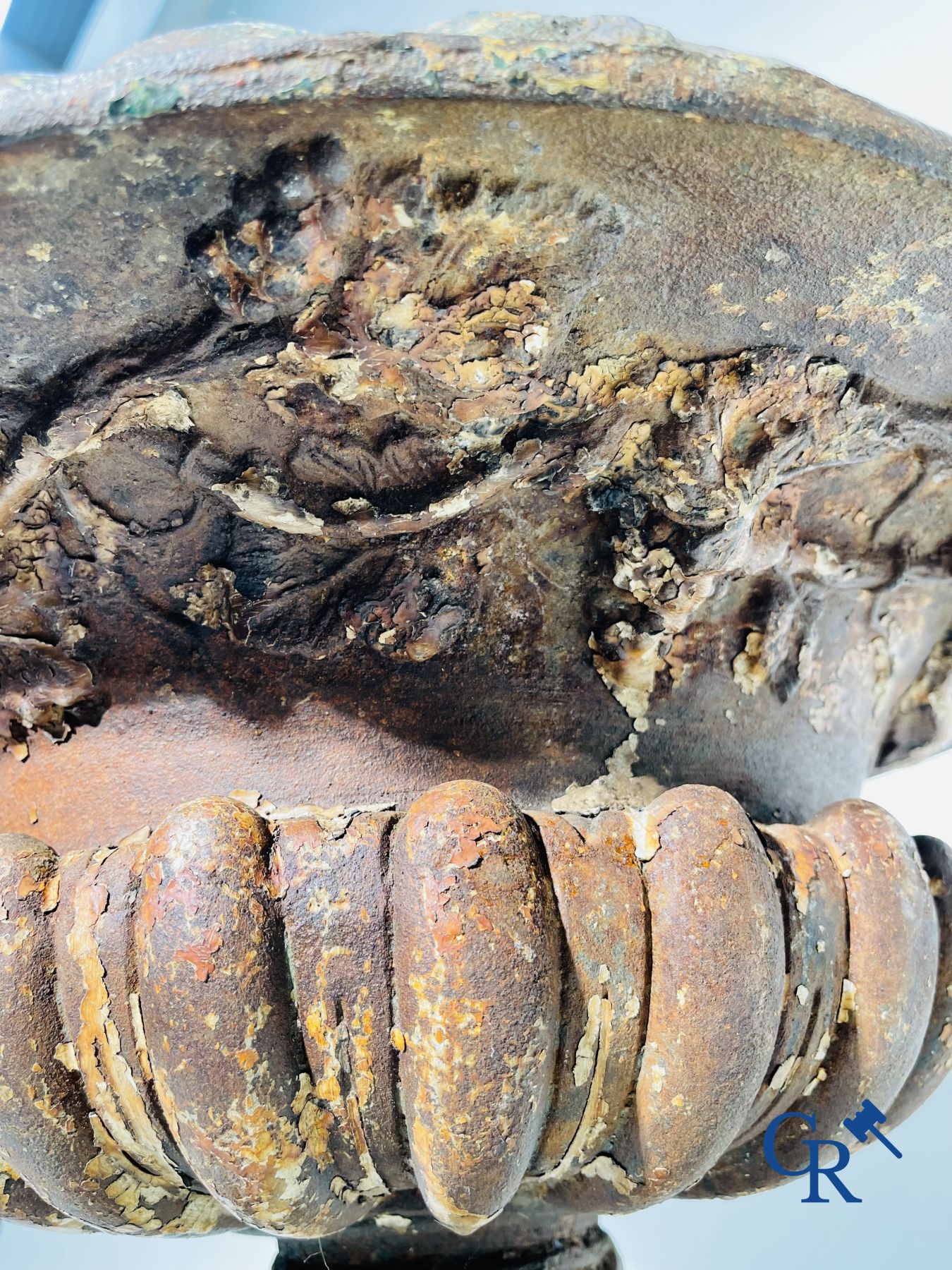 Een 19de eeuwse gietijzeren tuinvaas gedecoreerd met druivenranken.