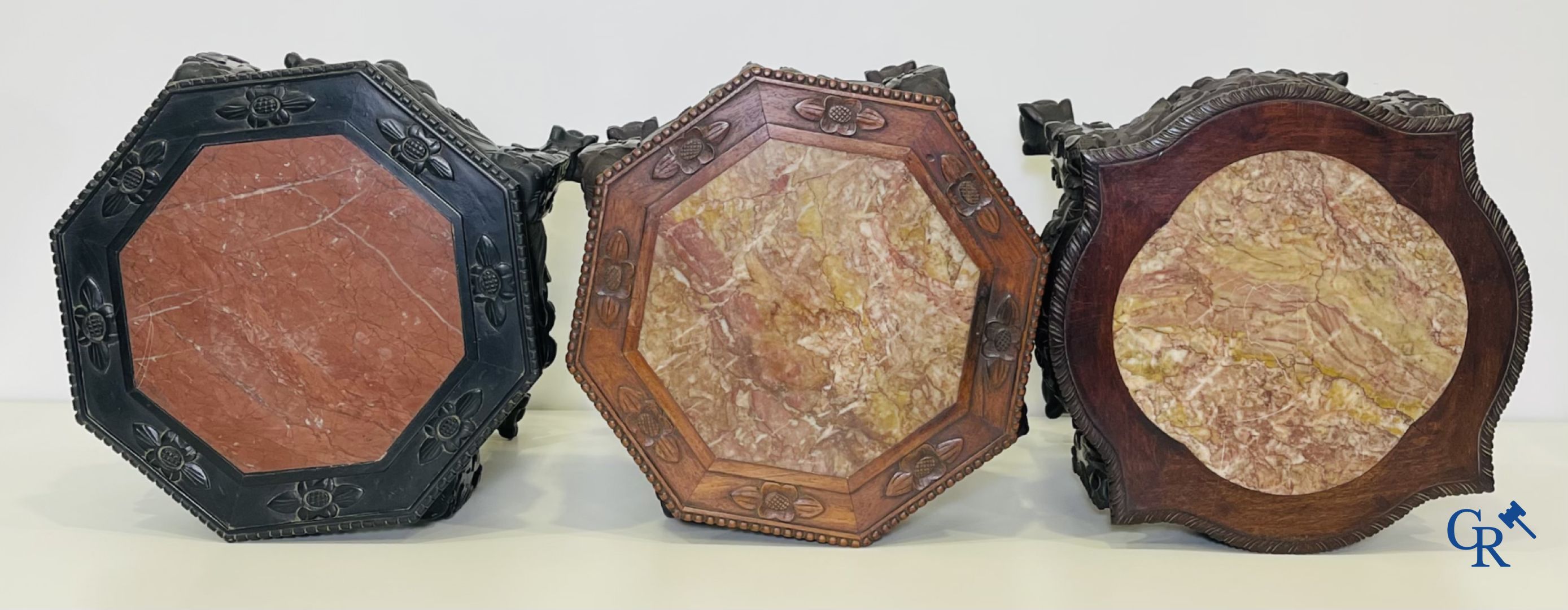 Aziatica: Een kavel van 6 Chinese houten sokkels en een grote houtgesculpteerde Chinese wijsheer.