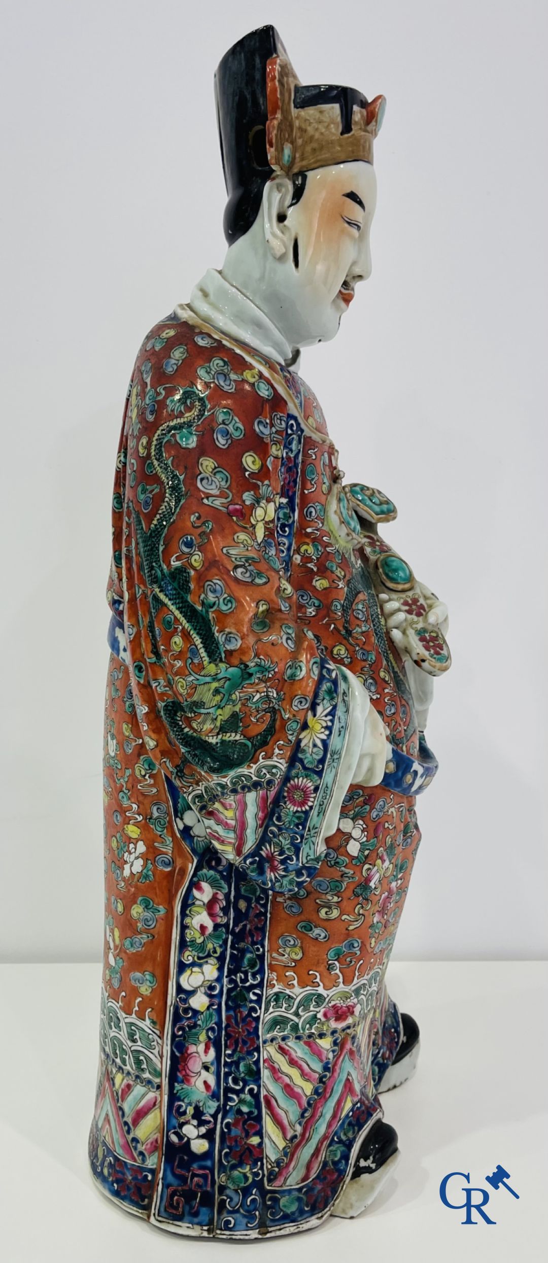 Aziatica: Een grote Chinese wijze in porselein. Gemerkt. 