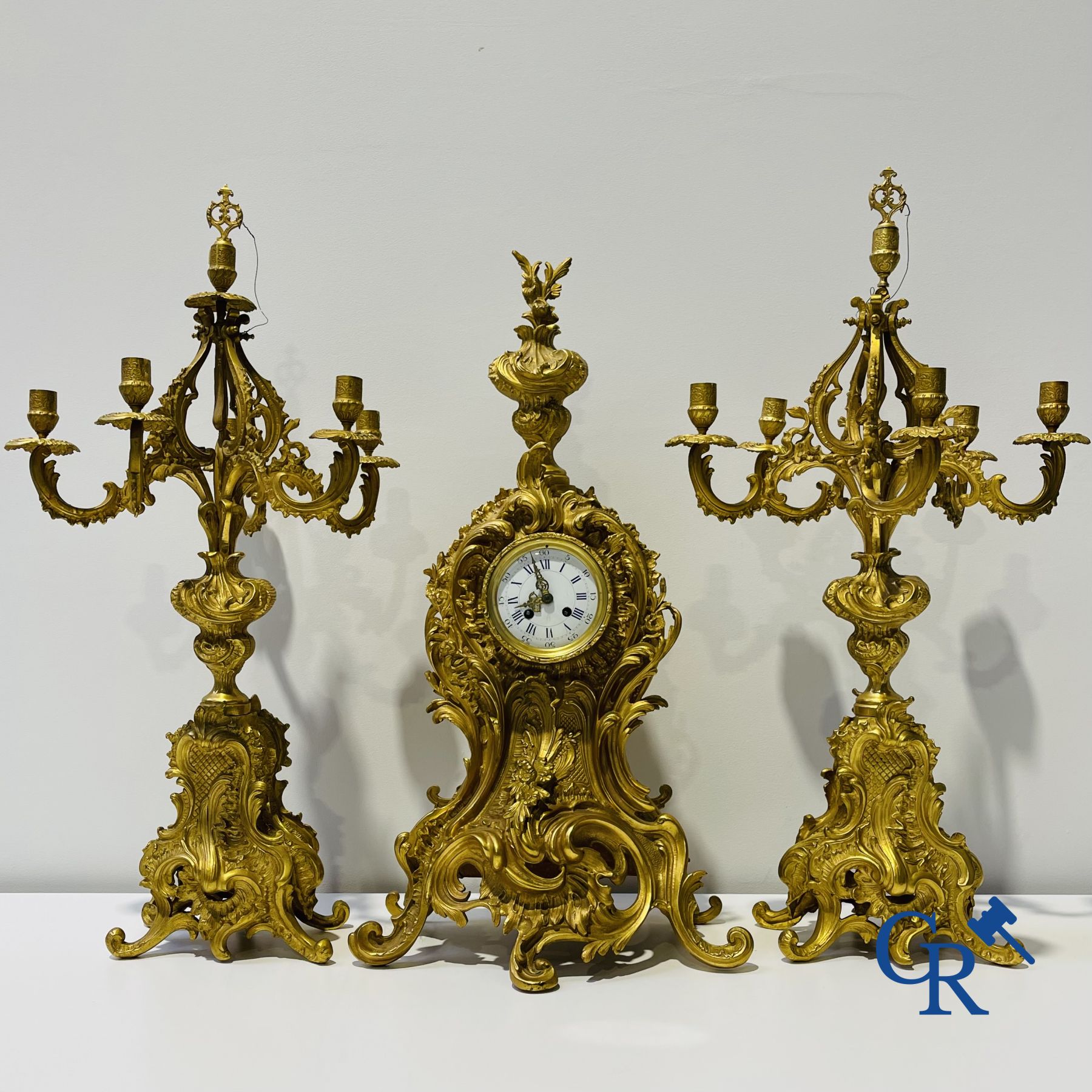 Een grote 3-delige vuurvergulde bronzen schouwgarnituur in LV-stijl. 19de eeuw.