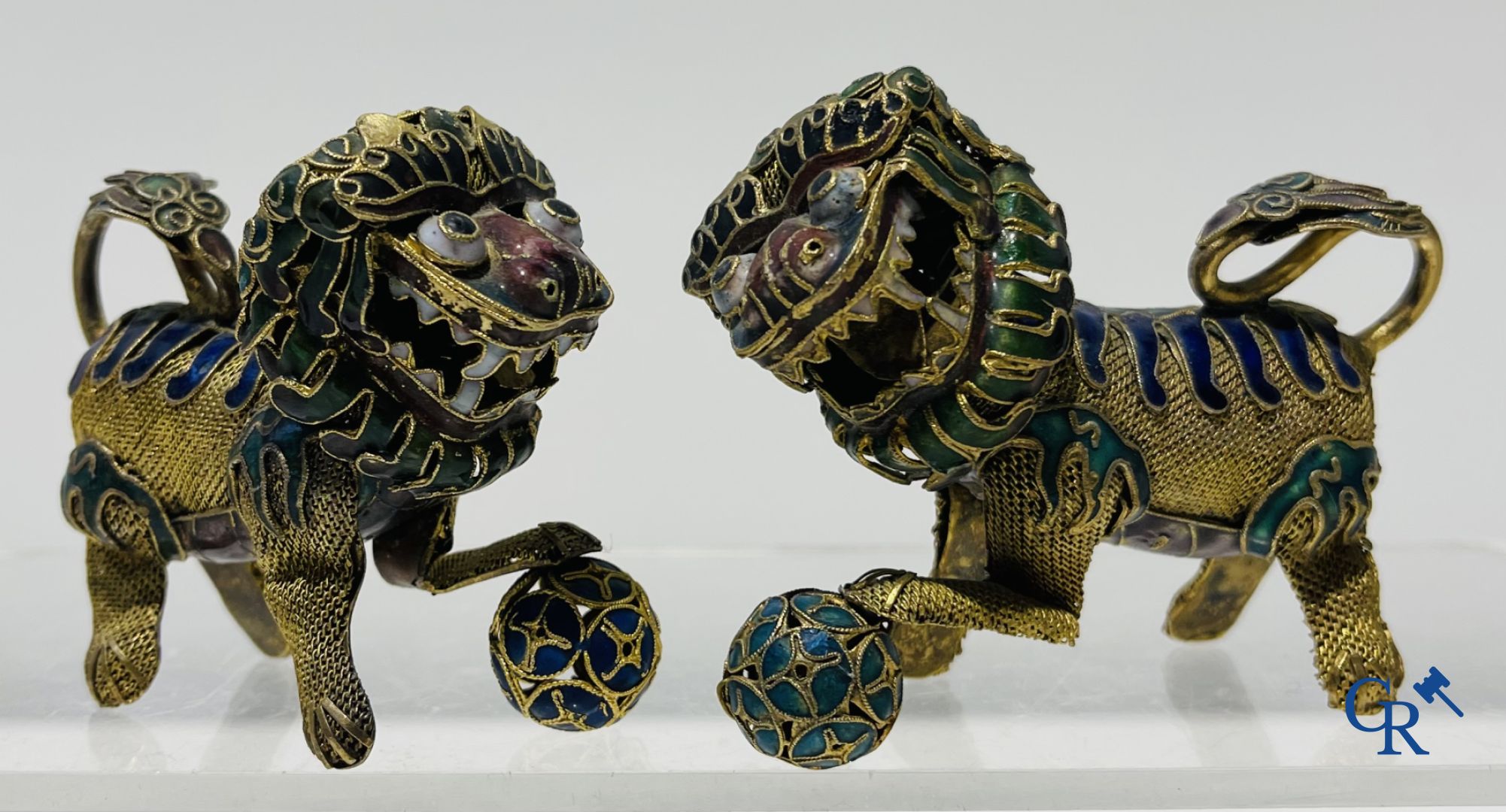 A lot with various silver objects and a pair of Buddhist enamelled copper lions.