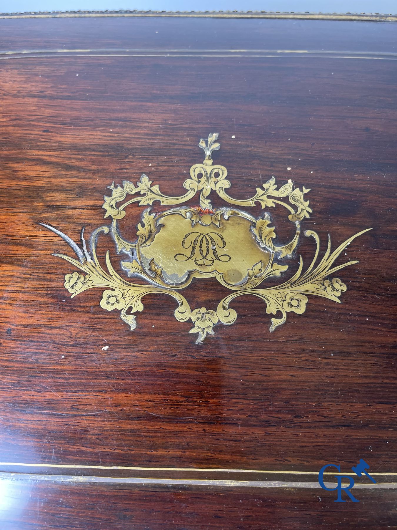 Een imposante palissanderhouten likeurkoffer met bronsbeslag en inlegwerk in Boulle-stijl. 19de eeuw.