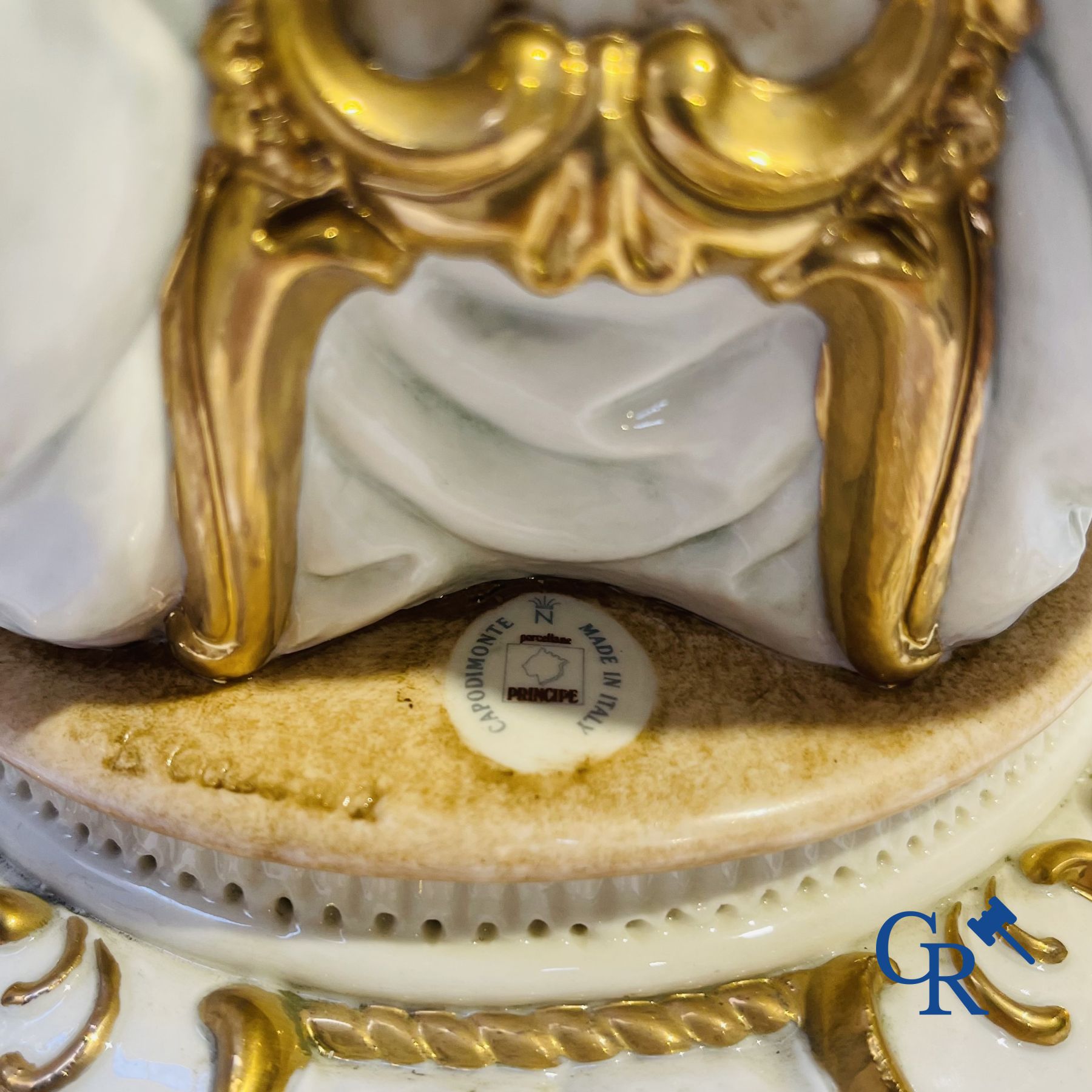 Porselein: Capodimonte: 3 groepen in Italiaans porselein met kant.