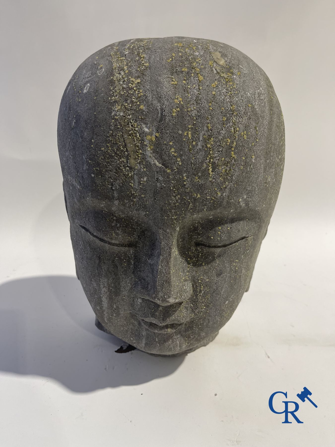 Imposant Aziatisch hoofd van een monnik.