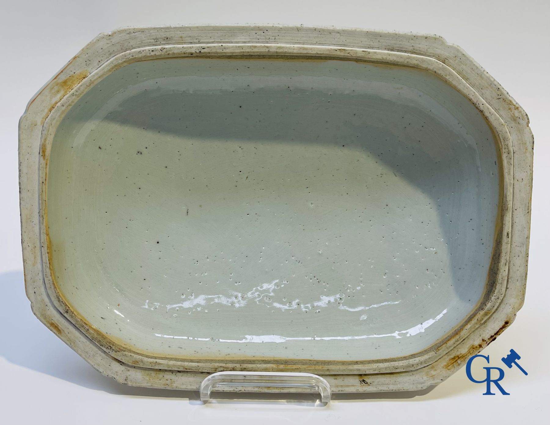 Chinees Porselein: 2 terrines en een schotel in chinees porselein.