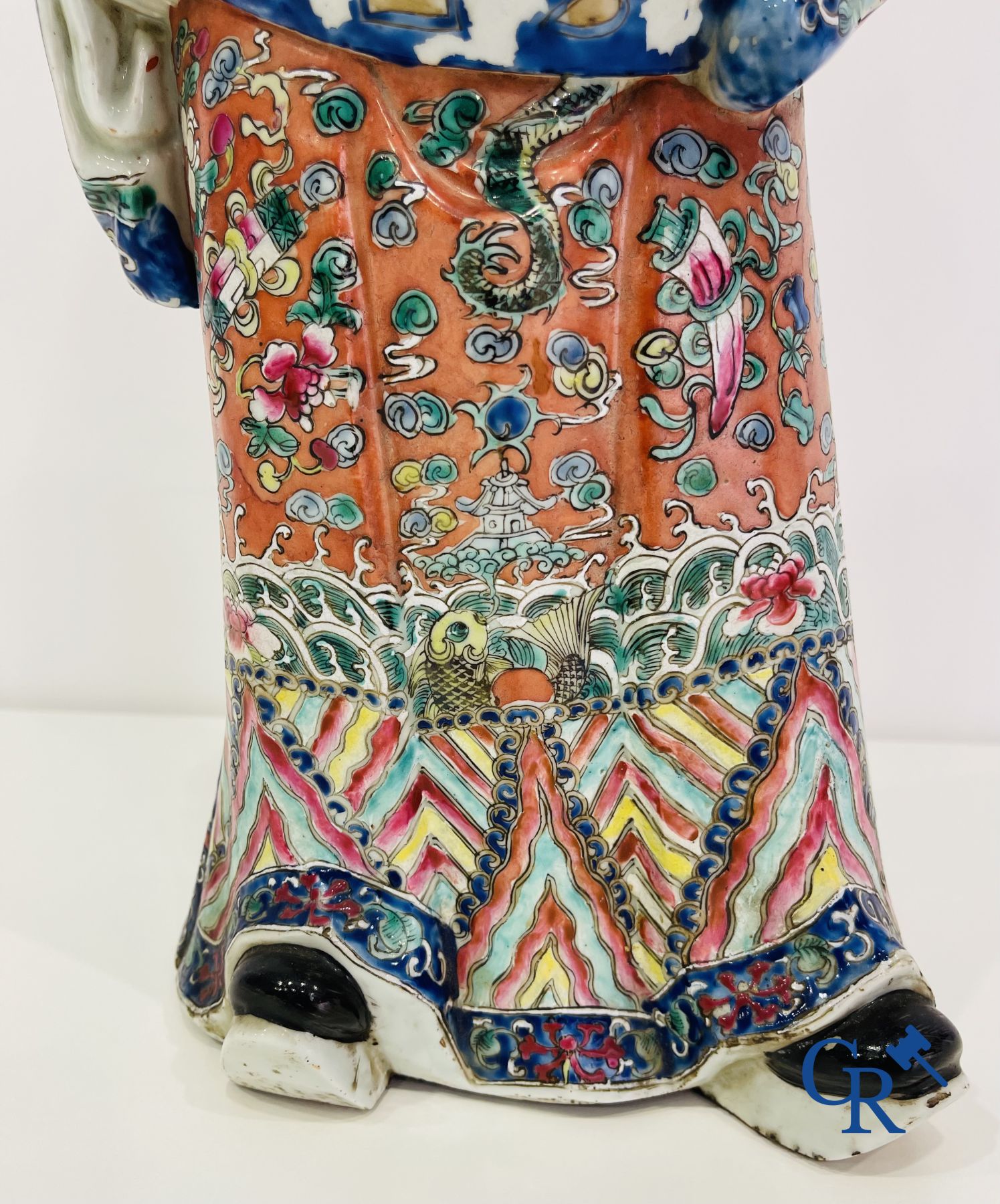 Aziatica: Een grote Chinese wijze in porselein. Gemerkt. 