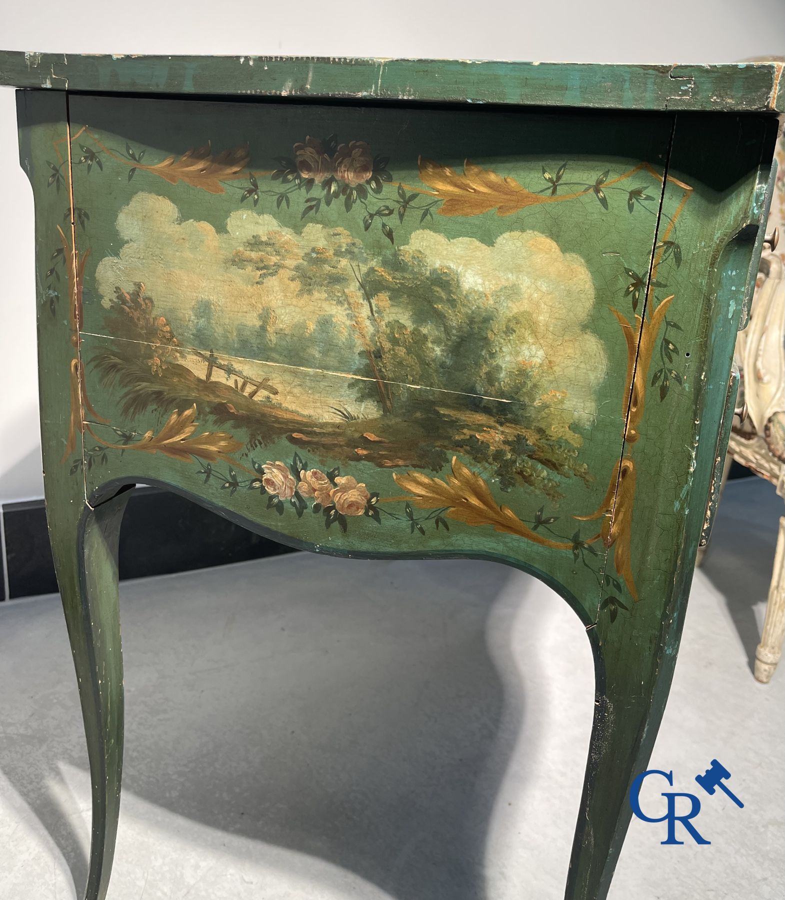 Dames toilettafel met galante beschilderingen, en een gelakte armzetel overgangsperiode Louis XV - Louis XVI.