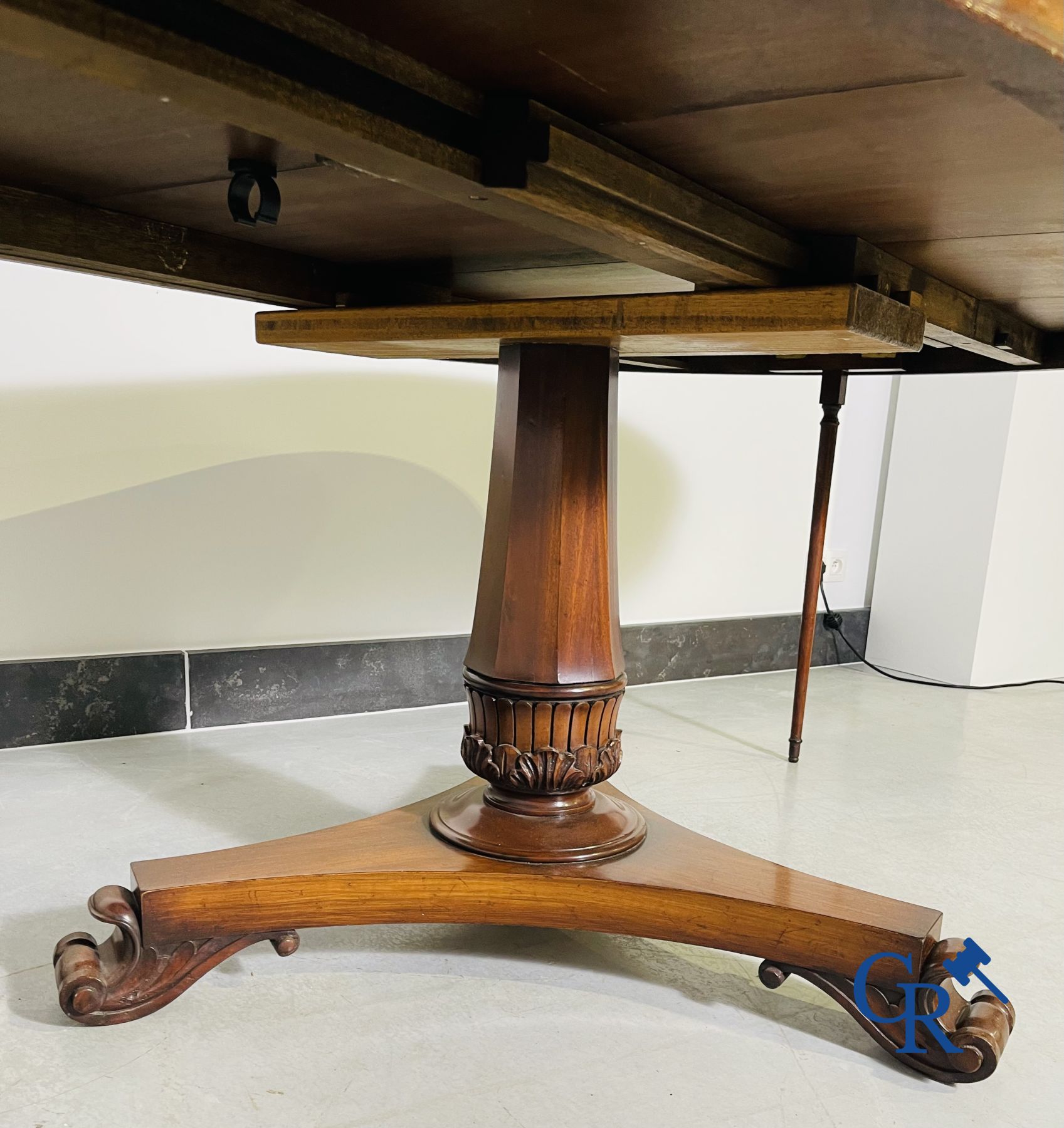 Furniture: English extendable table in mahogany.