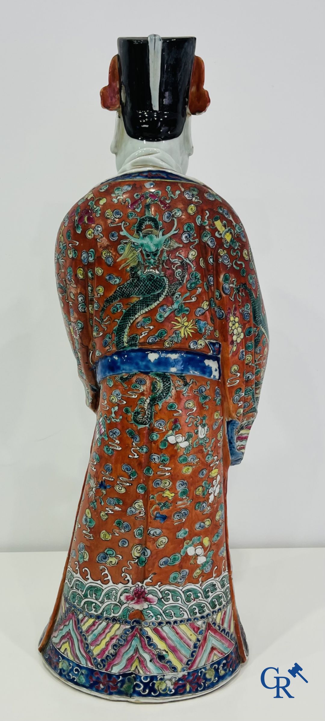 Aziatica: Een grote Chinese wijze in porselein. Gemerkt. 