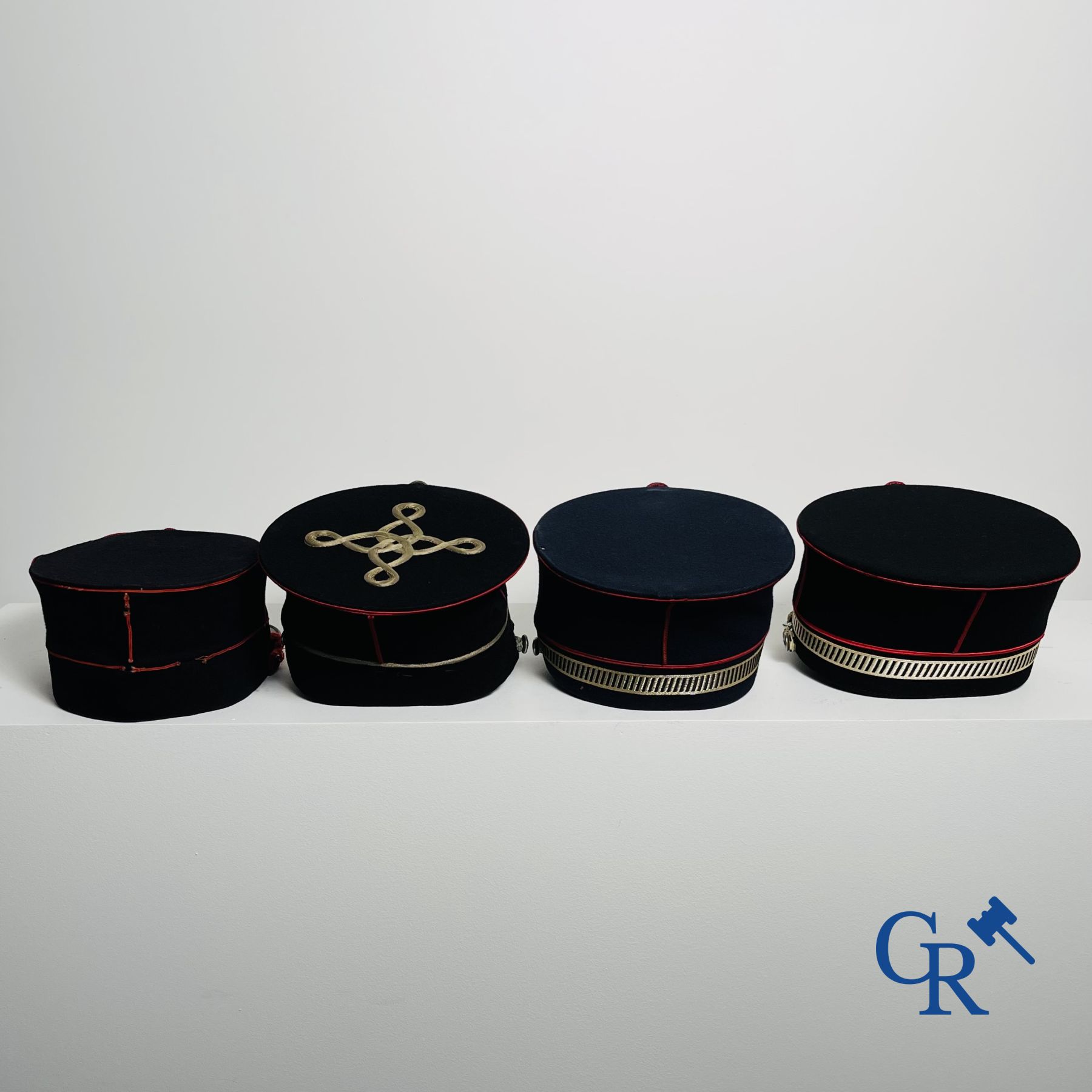 Burgerwacht België (1830 - 1914). Kepie van de Garde Civique en 3 kepies van de Belgische politie/gendarmerie.