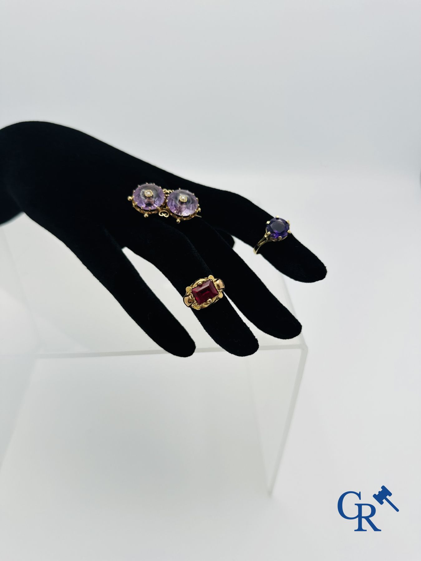 Jewels: Lot of 2 rings in gold 18K and a brooch in gold 18K.