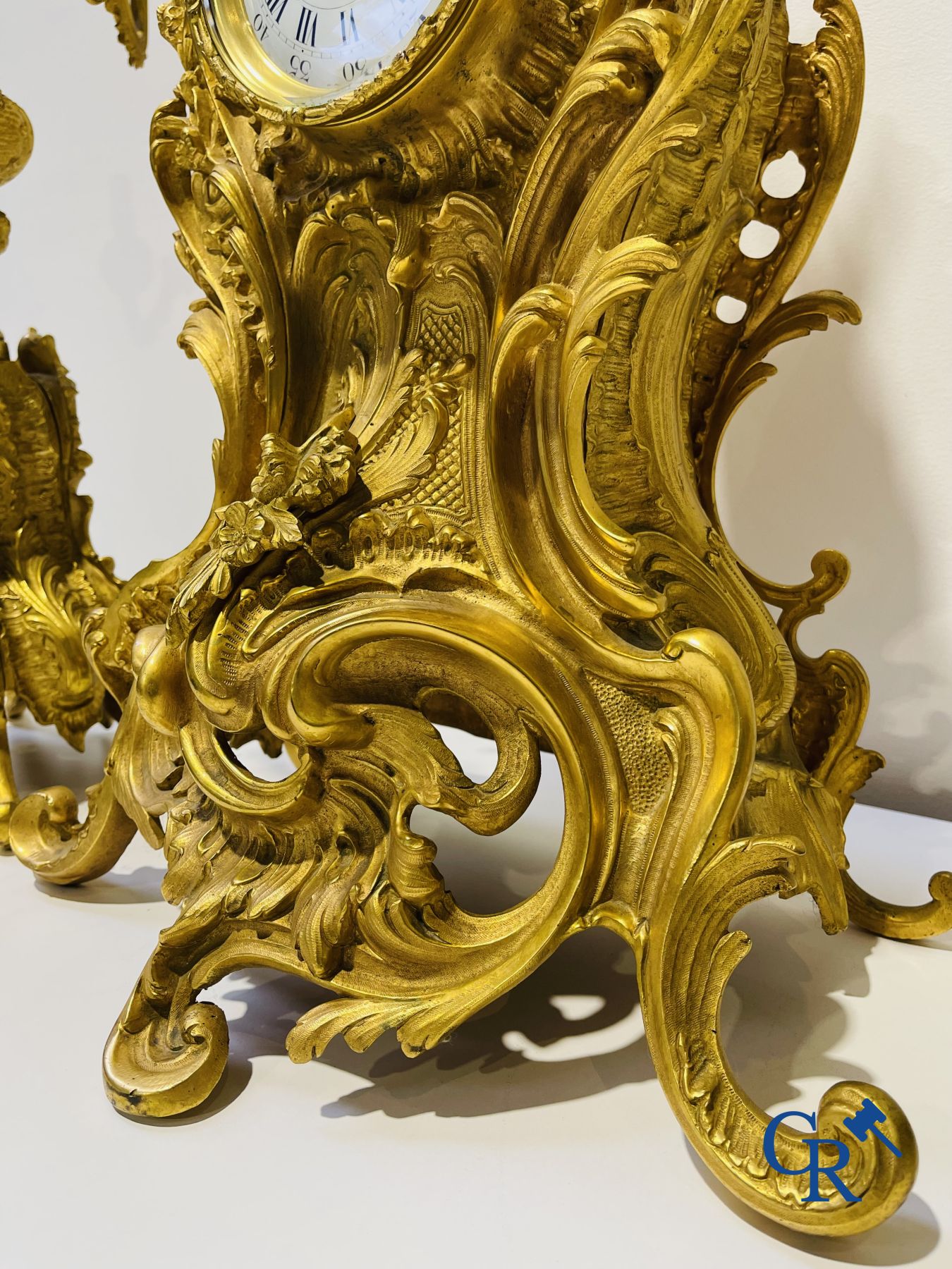 Een grote 3-delige vuurvergulde bronzen schouwgarnituur in LV-stijl. 19de eeuw.