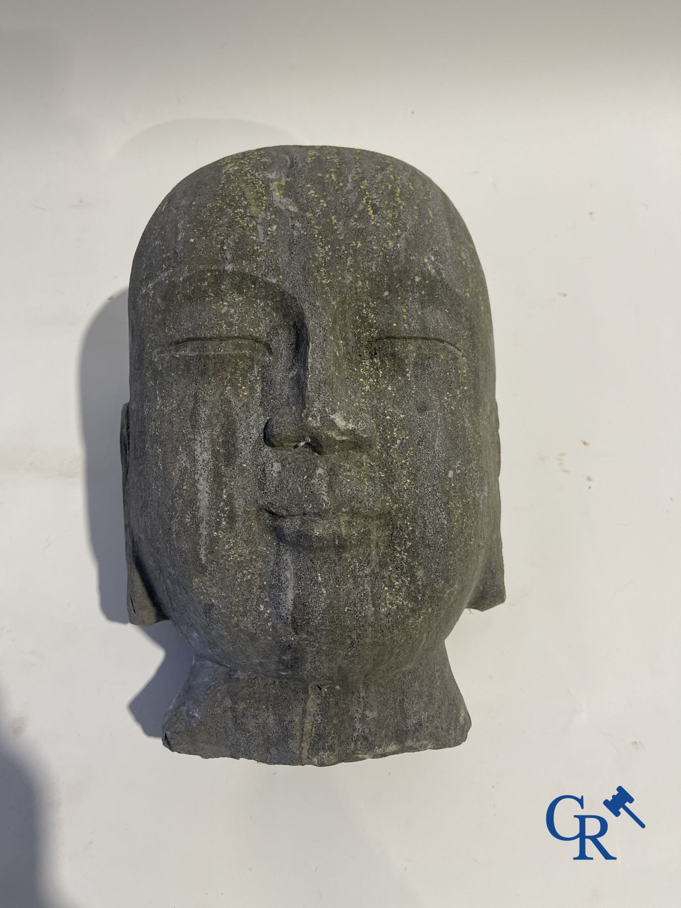 Imposant Aziatisch hoofd van een monnik.