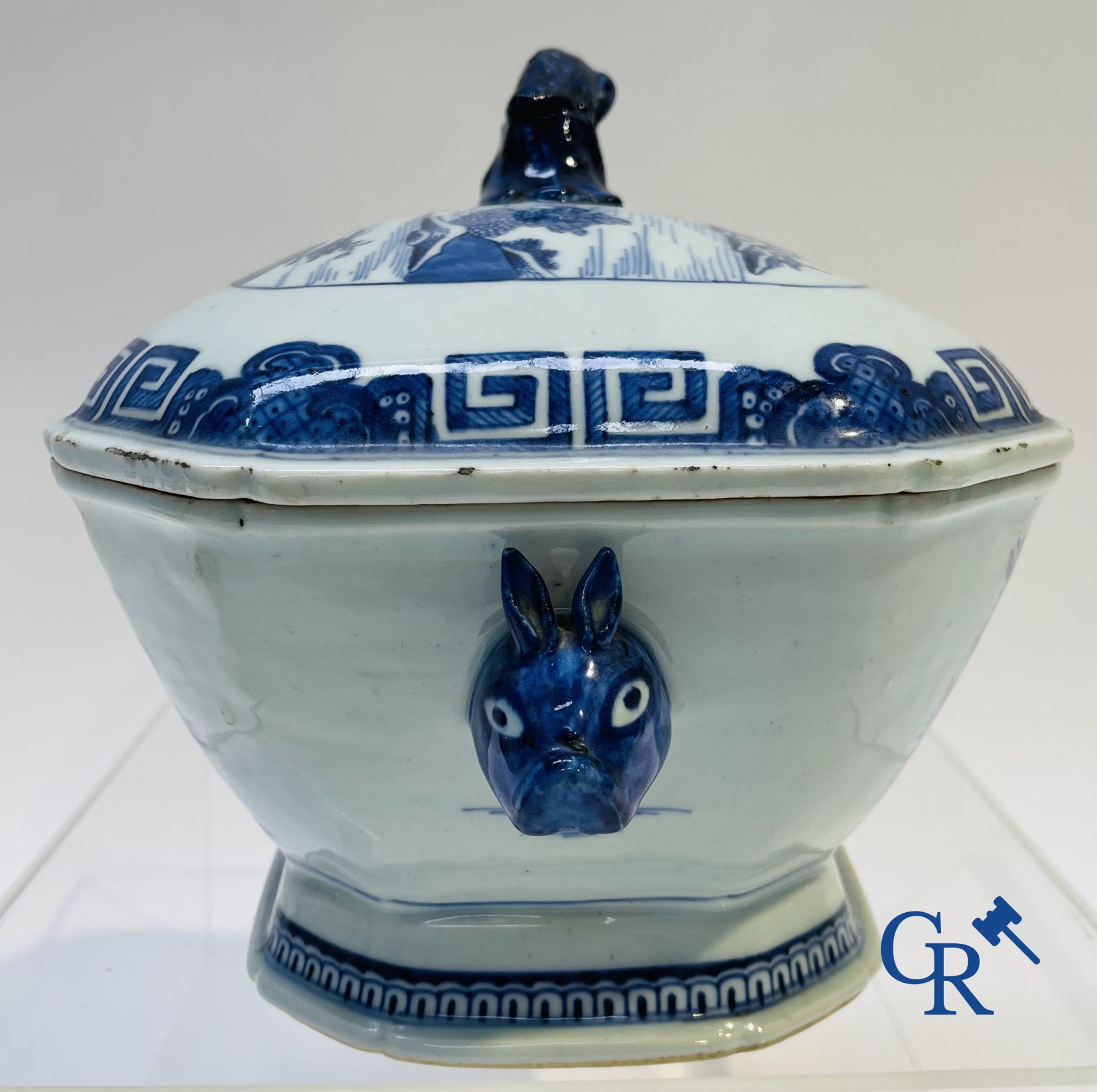 Chinees Porselein: 2 terrines en een schotel in chinees porselein.