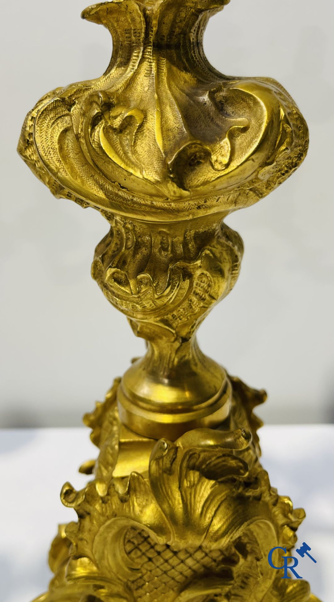 Een grote 3-delige vuurvergulde bronzen schouwgarnituur in LV-stijl. 19de eeuw.