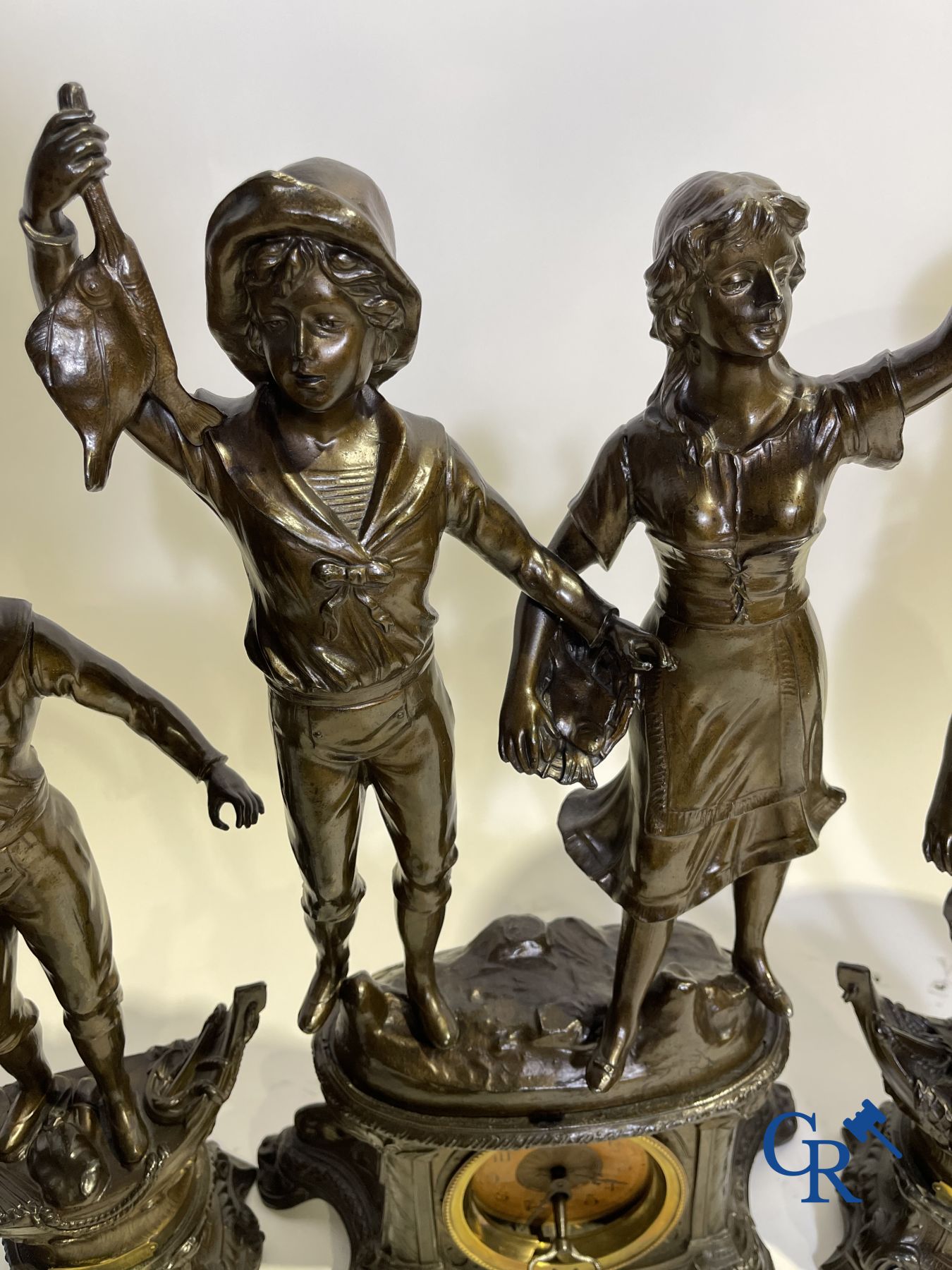 Een kavel van een Chinese vaas, 2 beelden en een schouwgarnituur in kunstbrons.