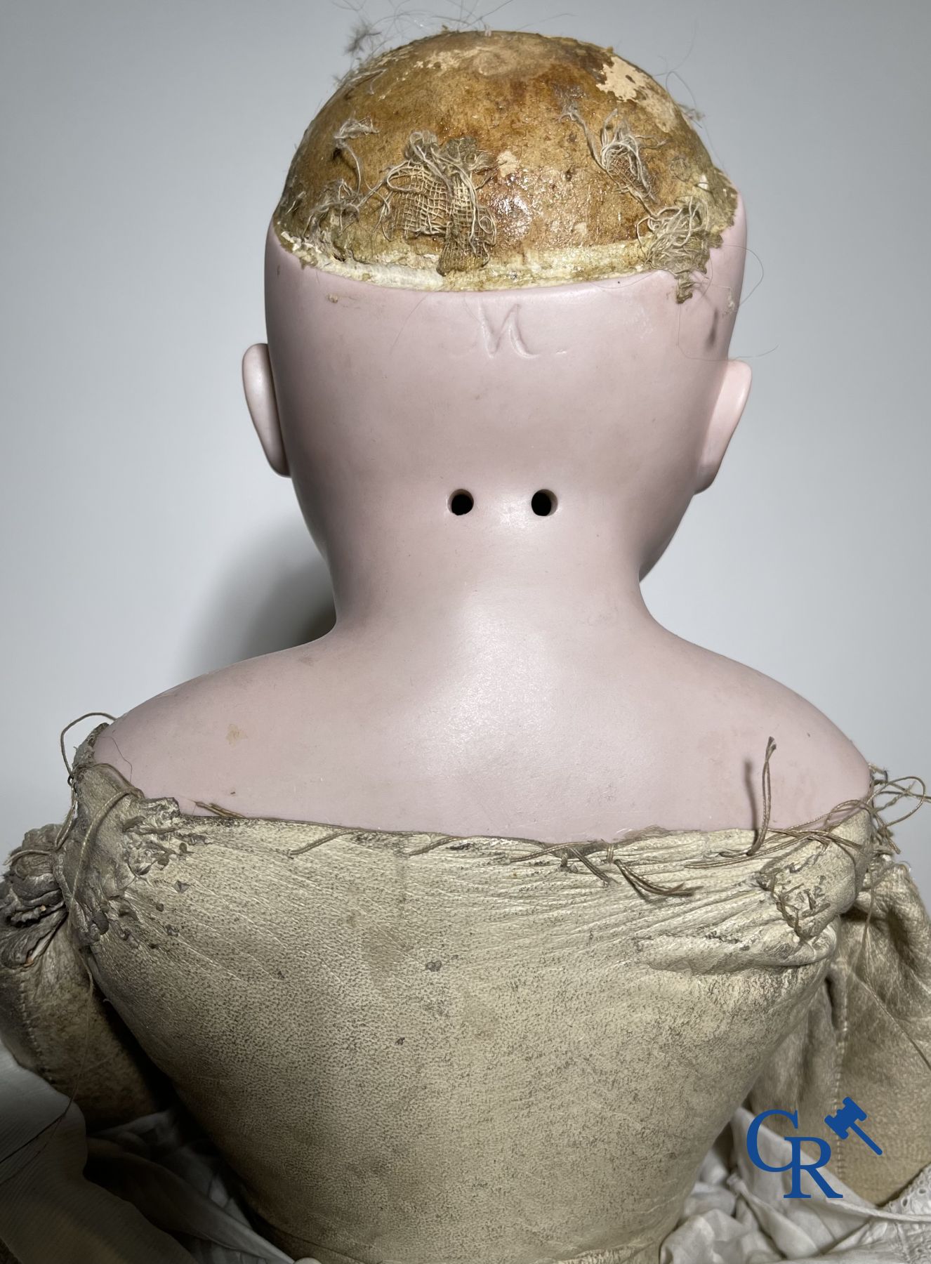 Speelgoed: antieke poppen. 3 poppen met porseleinen hoofd en een hond in vacht.