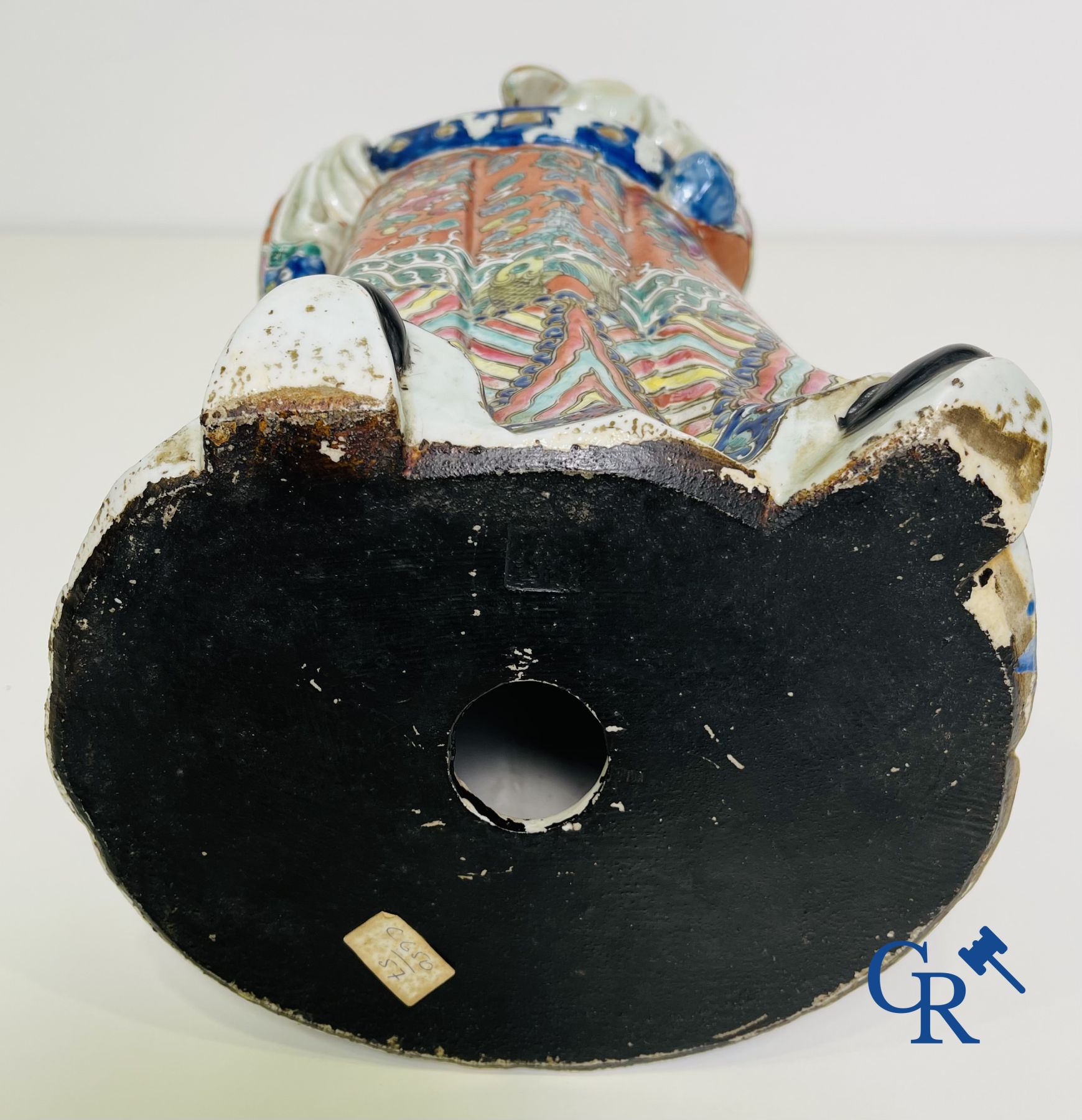 Aziatica: Een grote Chinese wijze in porselein. Gemerkt. 