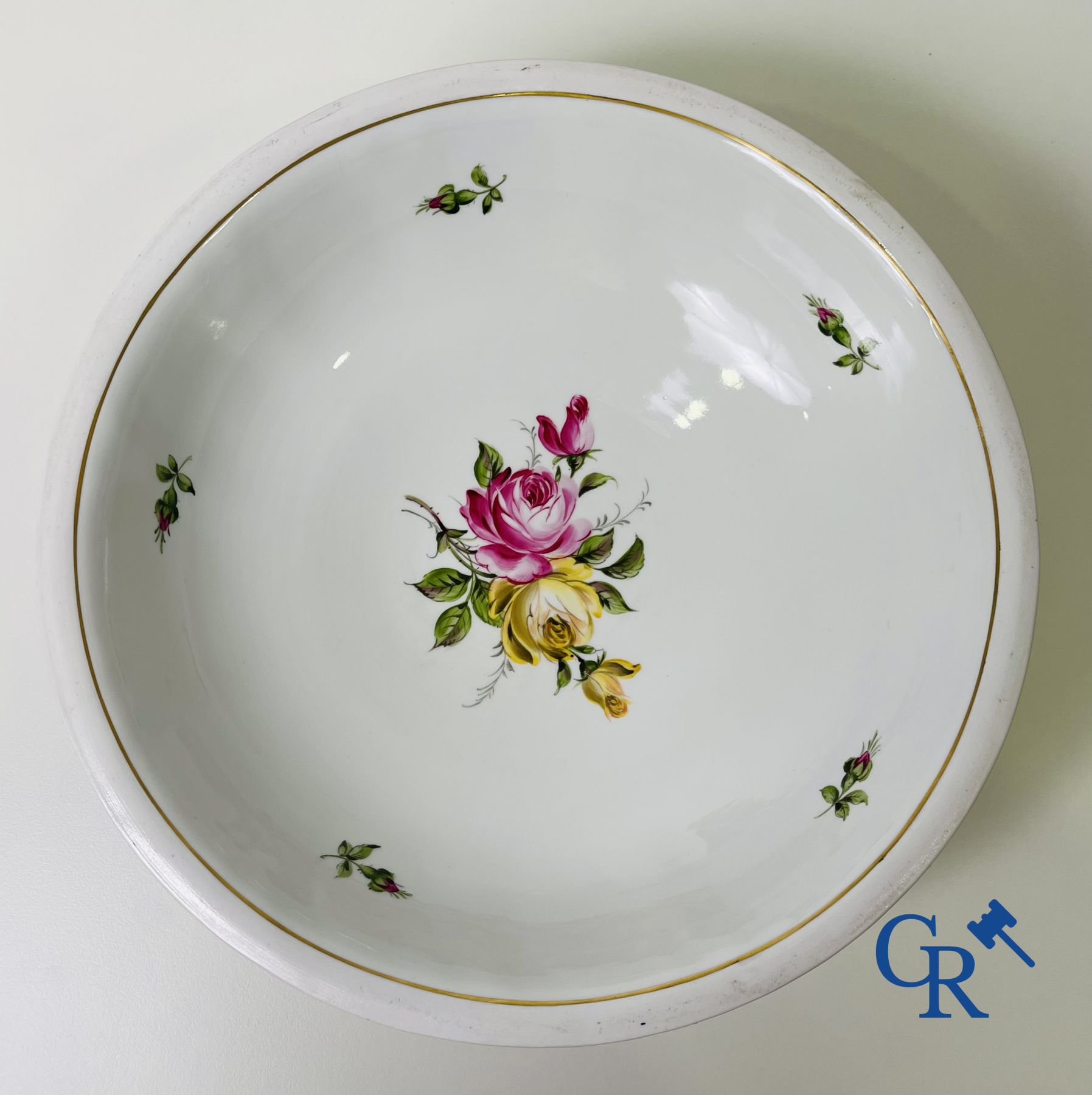 Een paar tafelmiddenstukken in duits polychroom porselein.