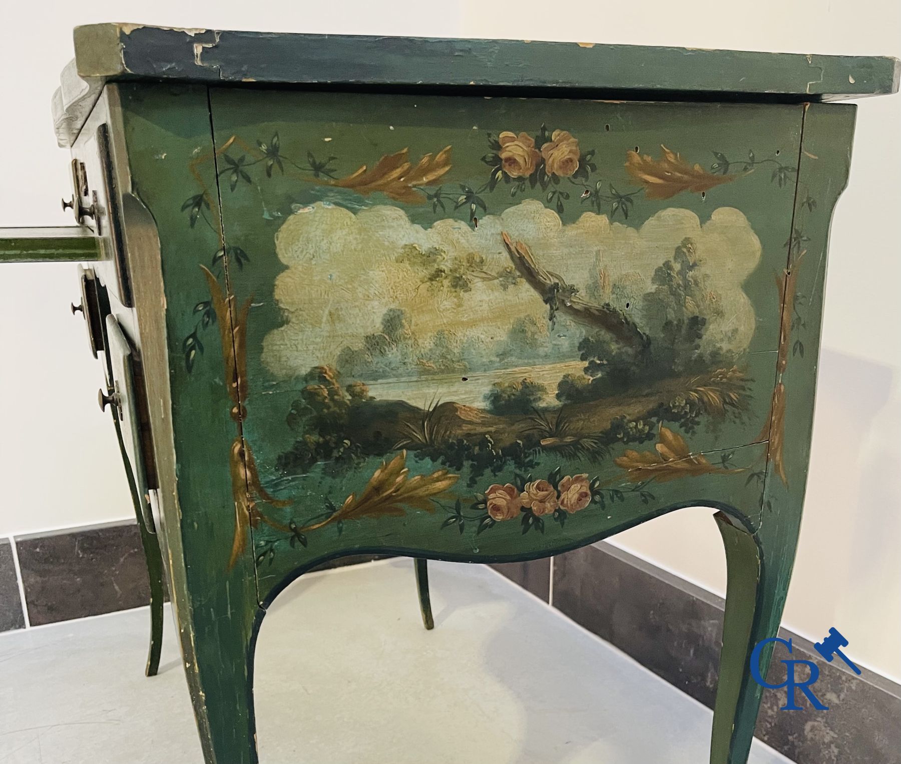 Dames toilettafel met galante beschilderingen, en een gelakte armzetel overgangsperiode Louis XV - Louis XVI.