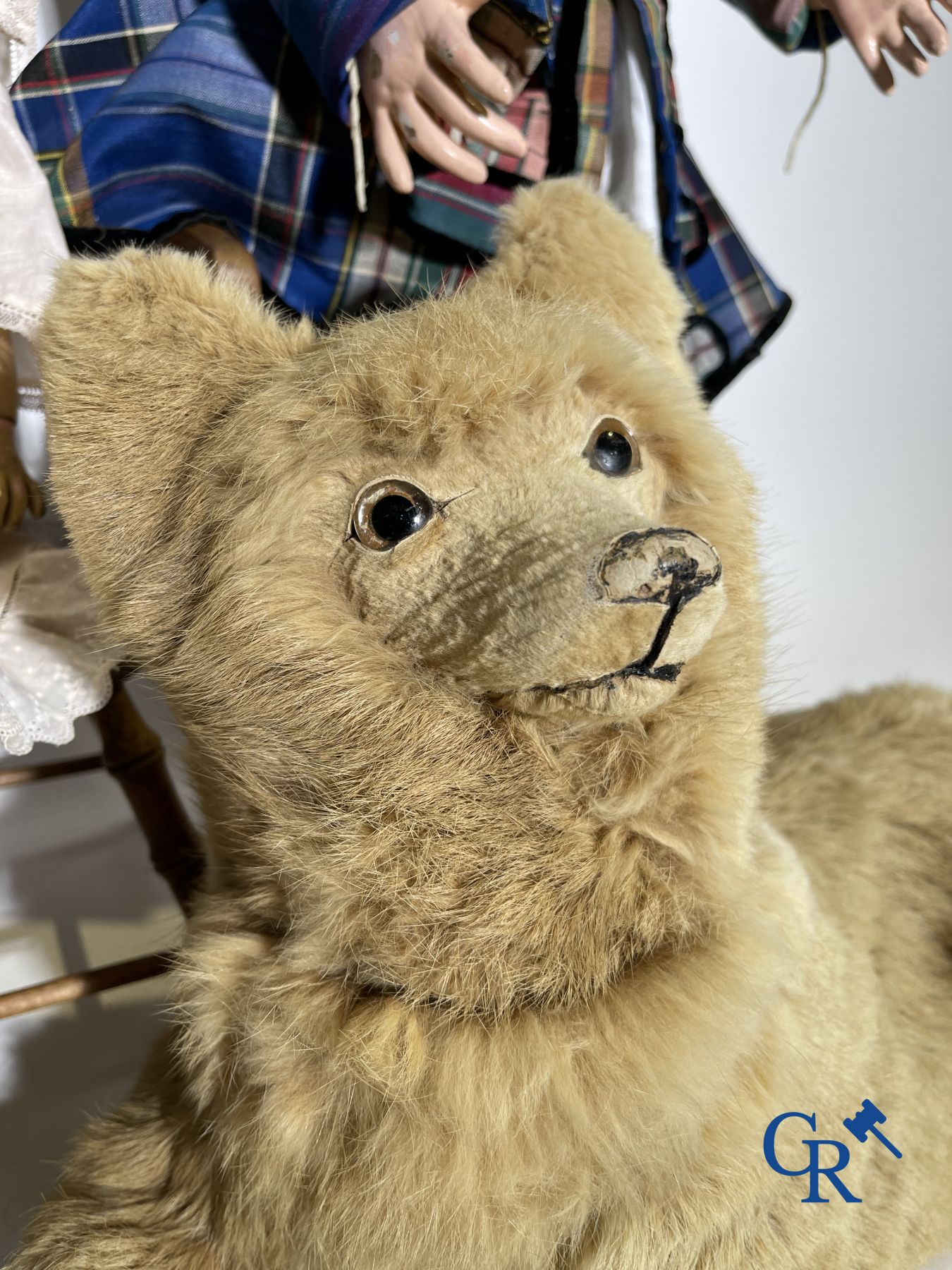 Speelgoed: antieke poppen. 3 poppen met porseleinen hoofd en een hond in vacht.