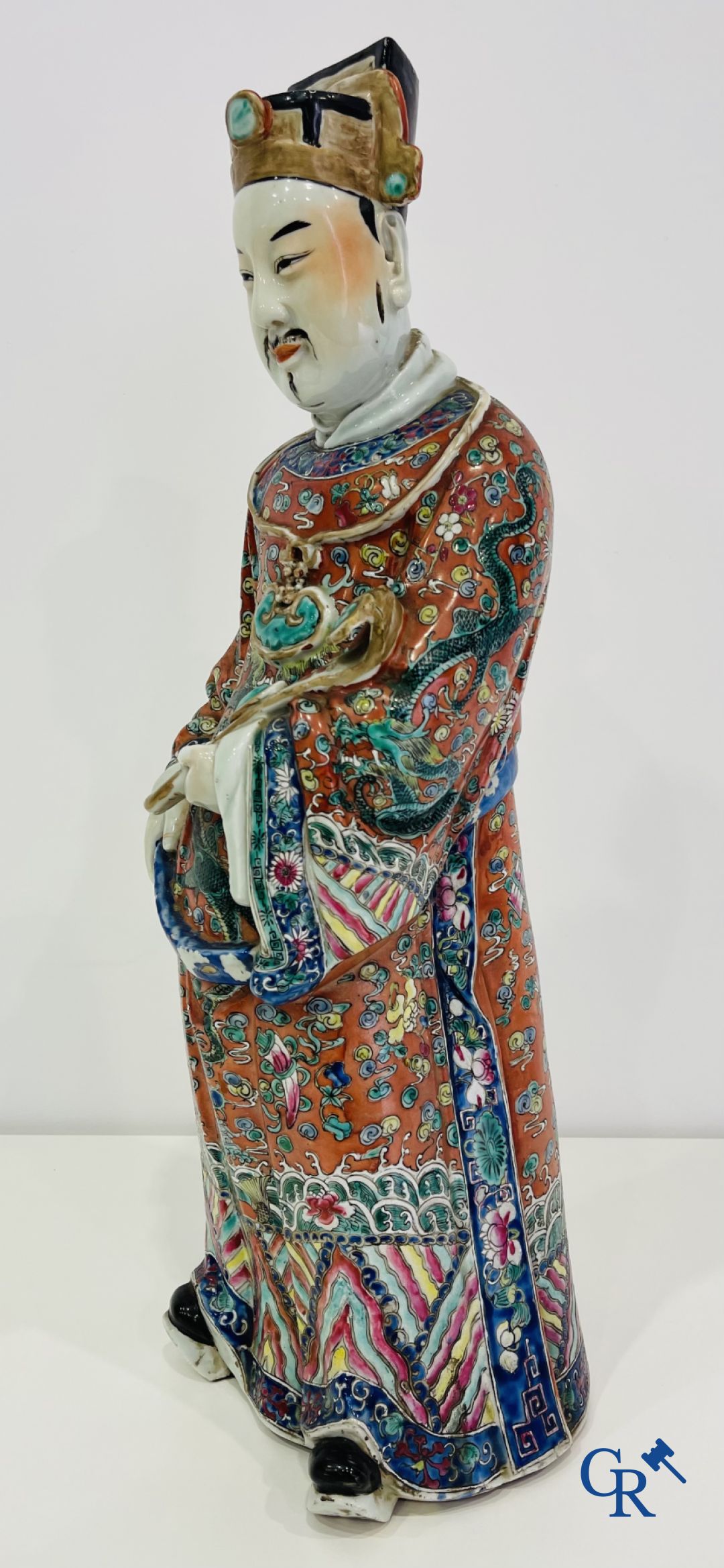 Aziatica: Een grote Chinese wijze in porselein. Gemerkt. 