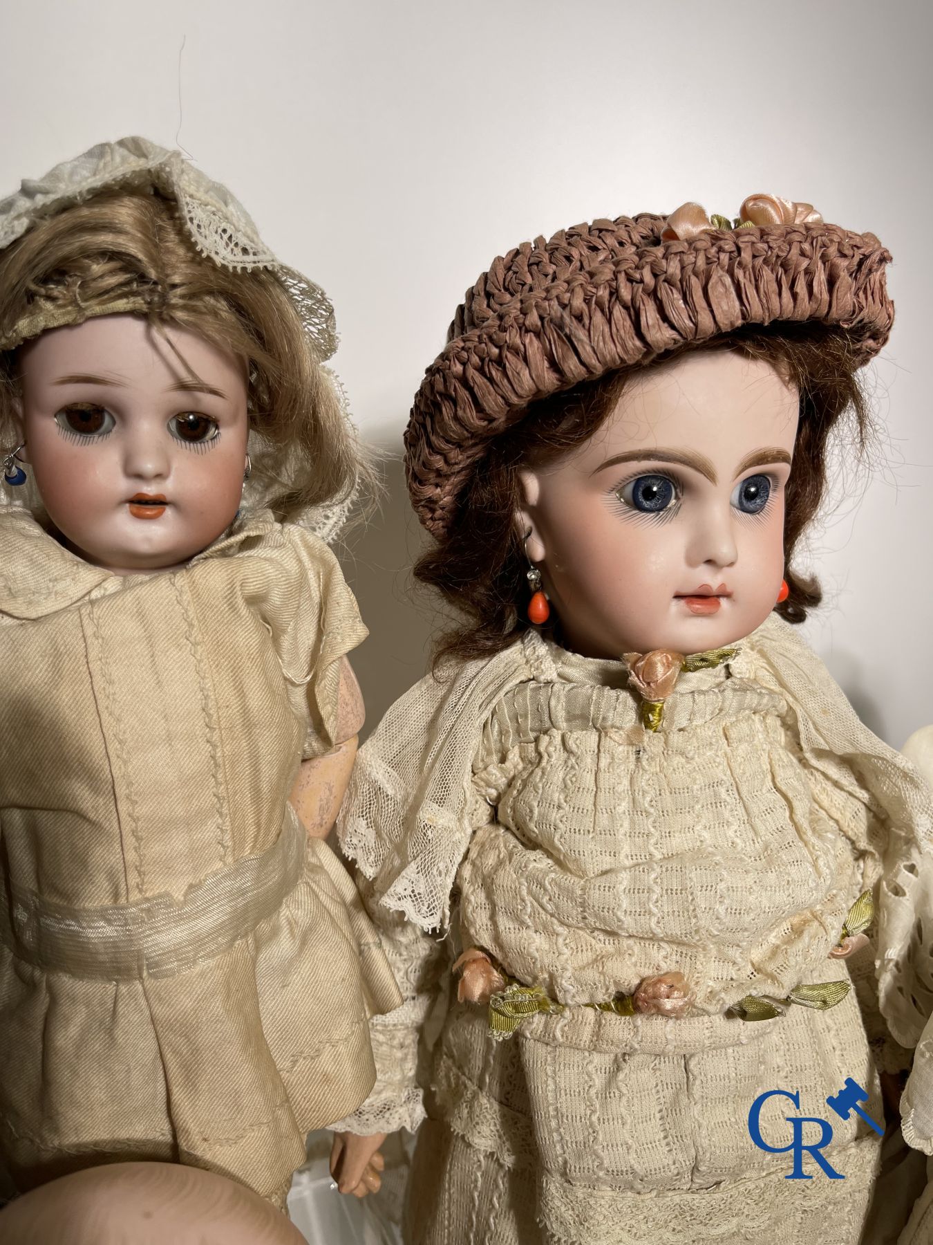 Speelgoed: antieke poppen: Mooi lot van diverse porseleinen poppen en vitrineobjecten in zilver.