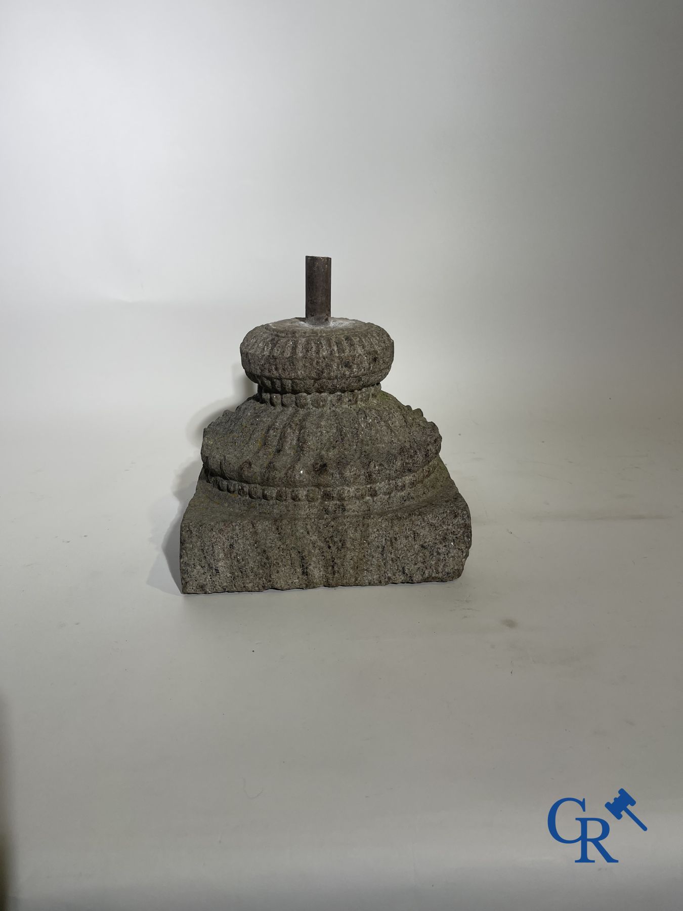 Imposant Aziatisch hoofd van een monnik.